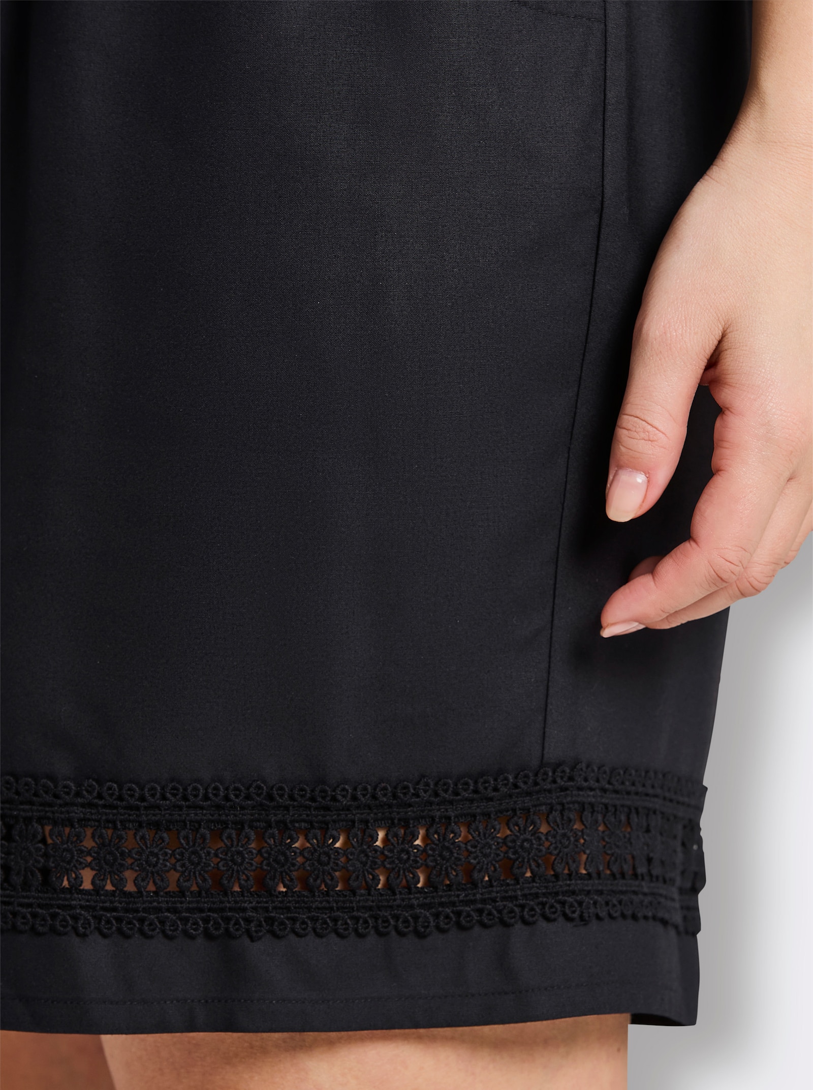 sheego Short met broderie anglaise op de zoom - zwart