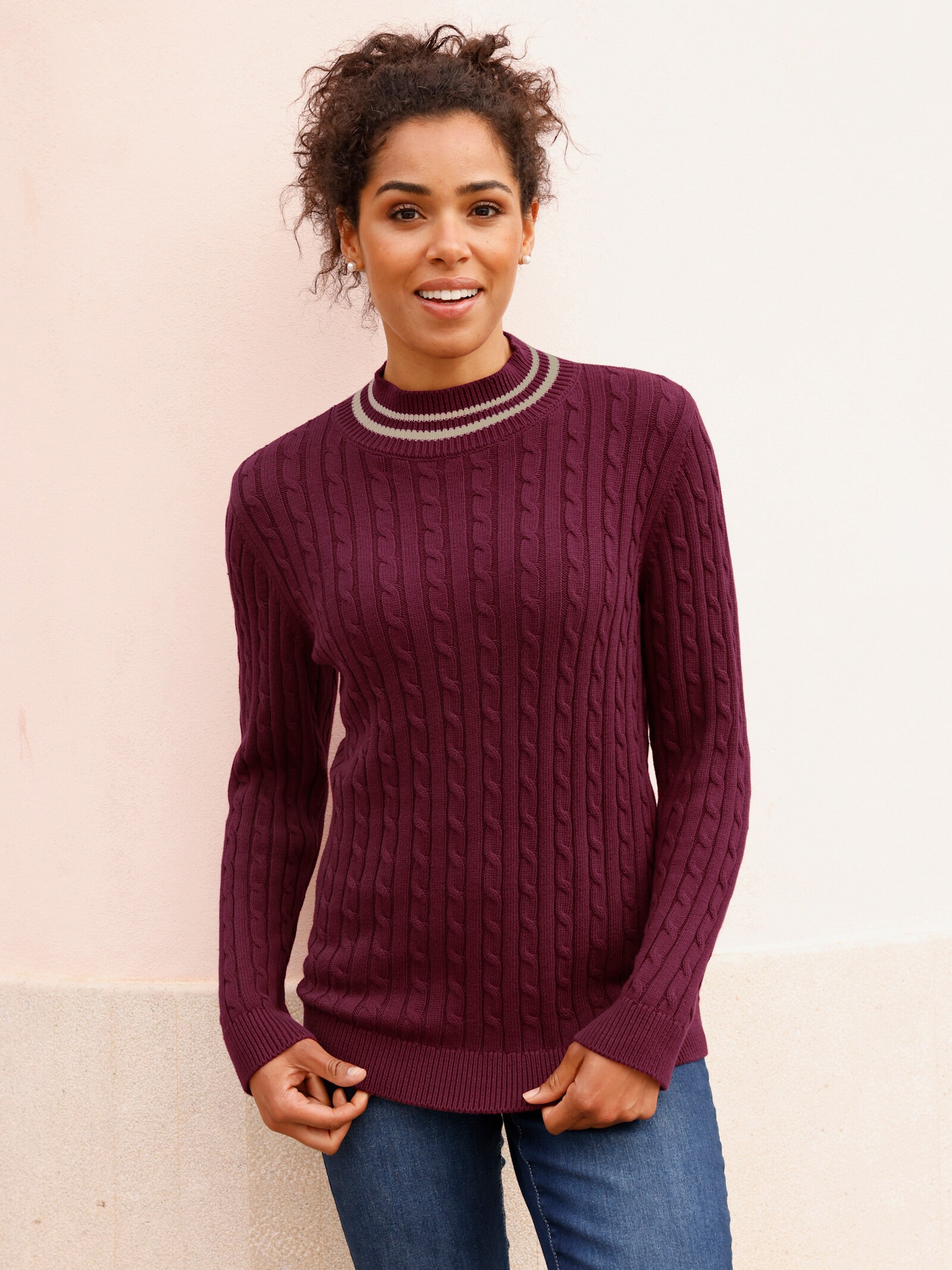 Stehkragenpullover mit Zopfmuster - bordeaux-sand