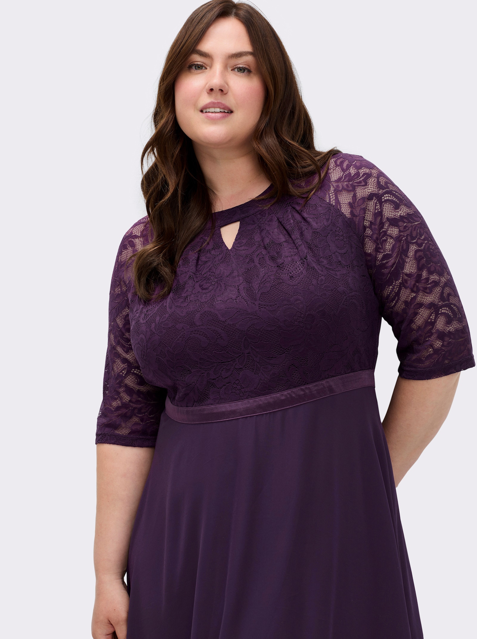 Spitzenkleid mit weitem Rockteil - traube