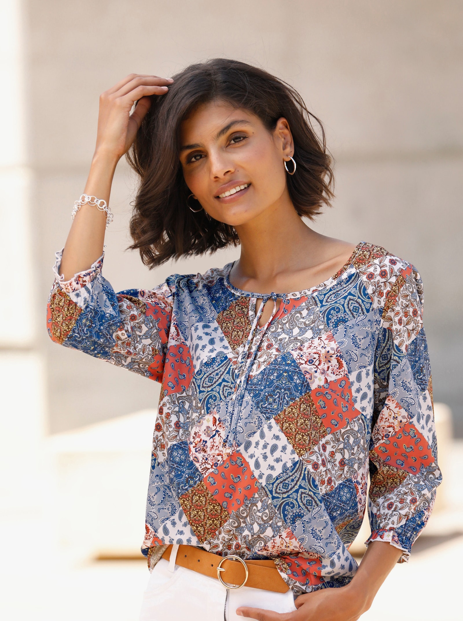 Comfortblouse met patchworkpatroon - duifblauw/terra bedrukt