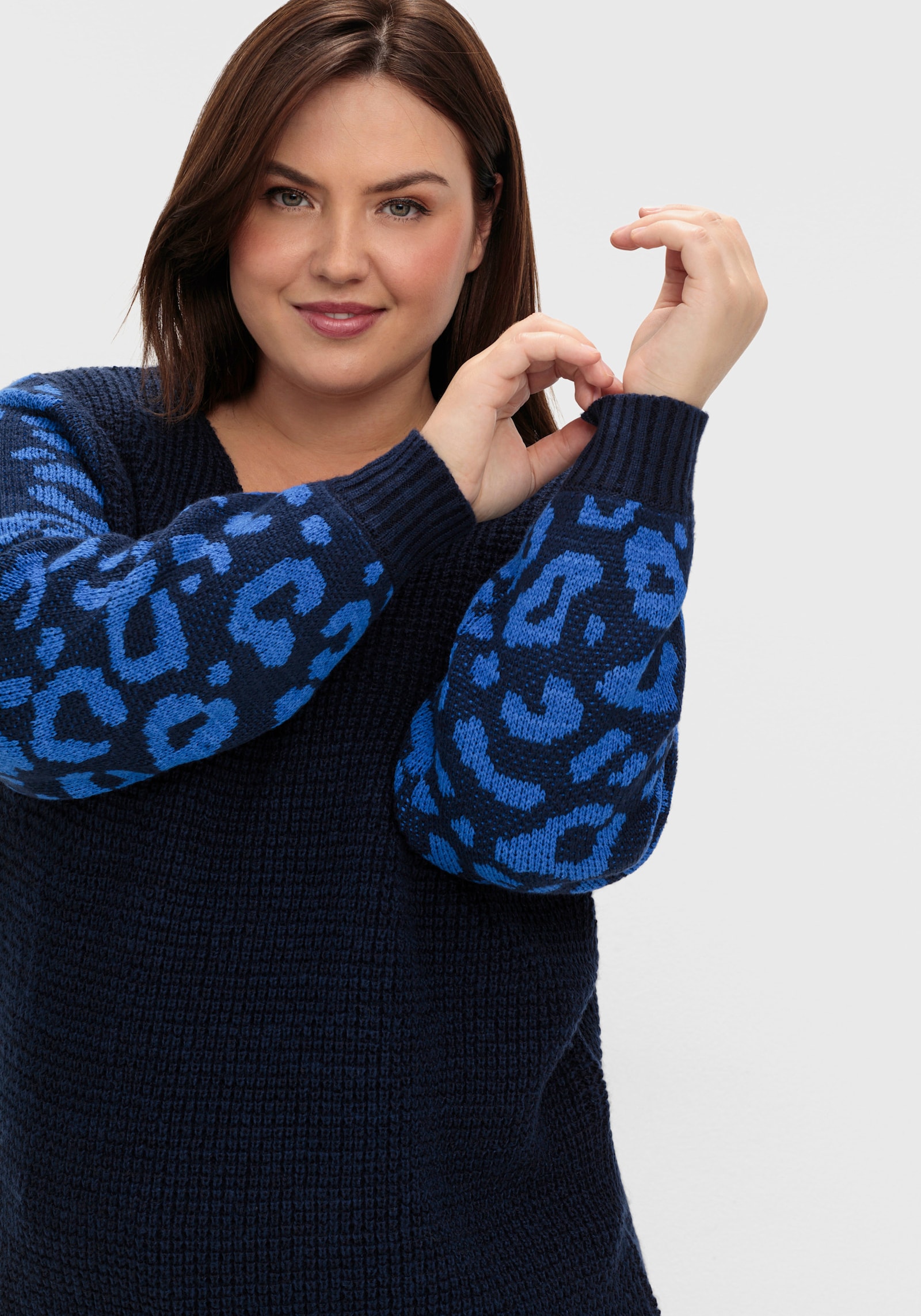 sheego V-Ausschnitt-Pullover Ballonärmel mit Leo-Muster - tiefblau-gemustert