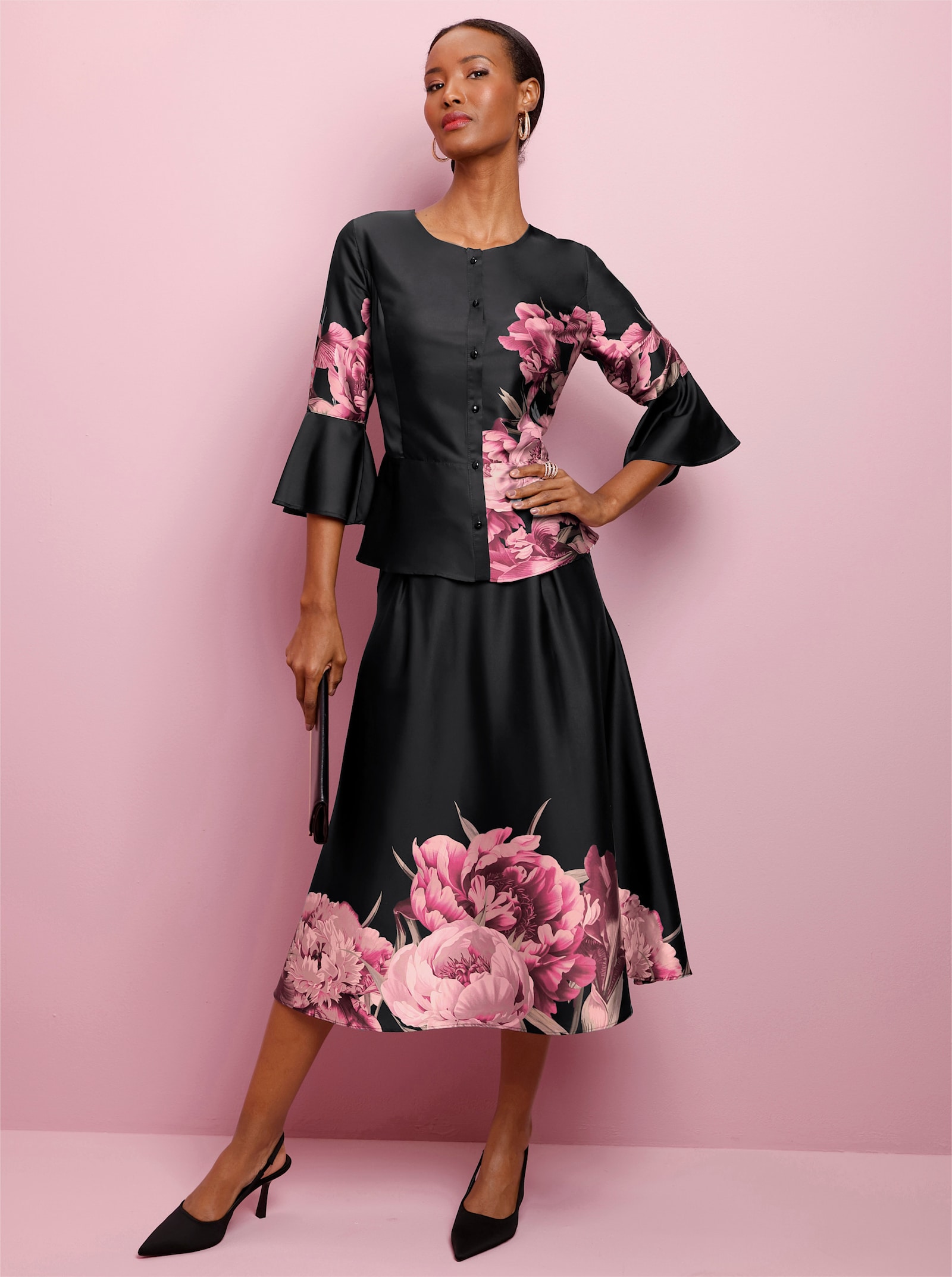 Druckbluse mit Volant-Abschluss - schwarz-hortensie-bedruckt