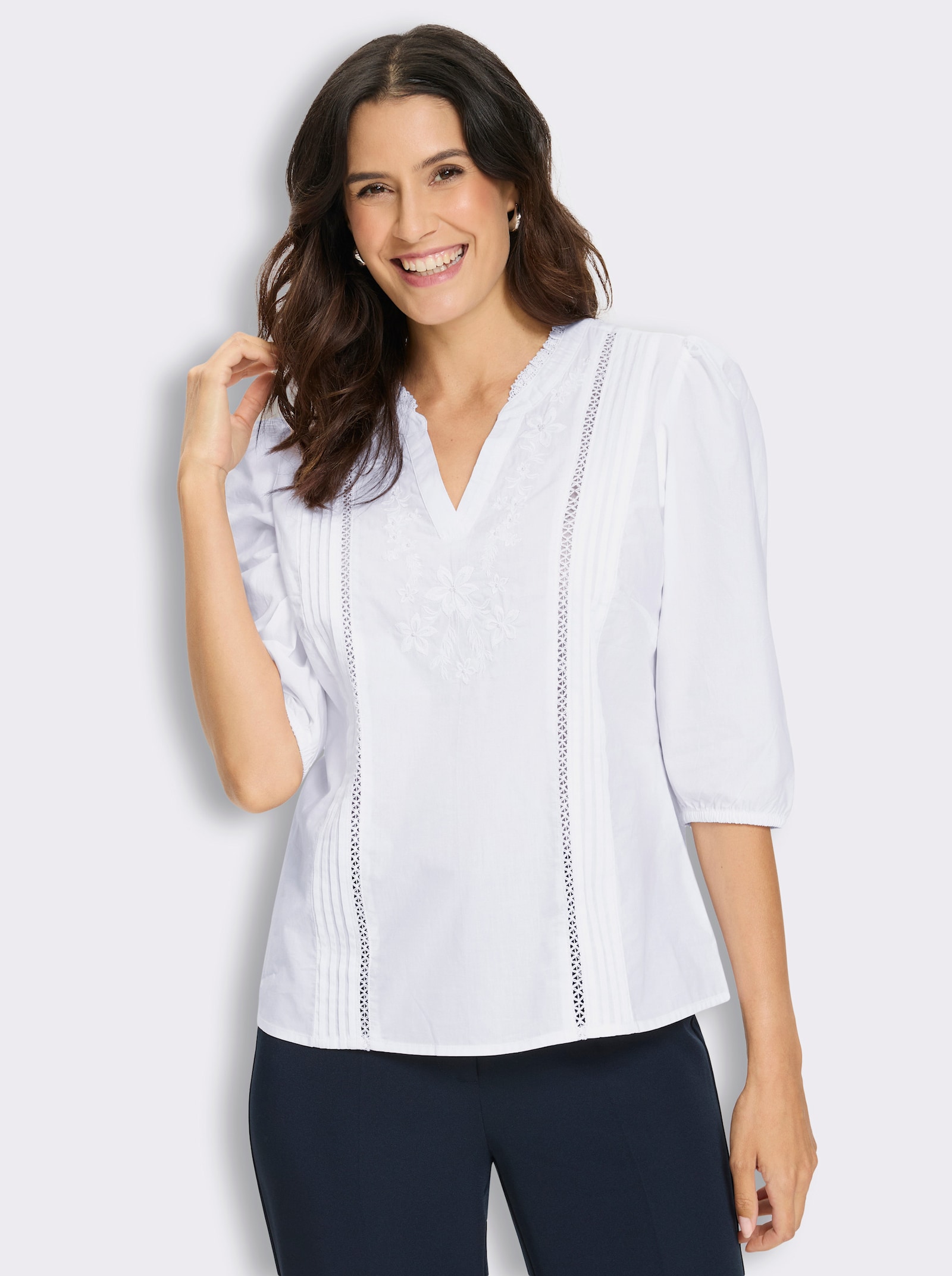 Baumwollbluse mit Spitzen-Rüschen am Ausschnitt - ecru