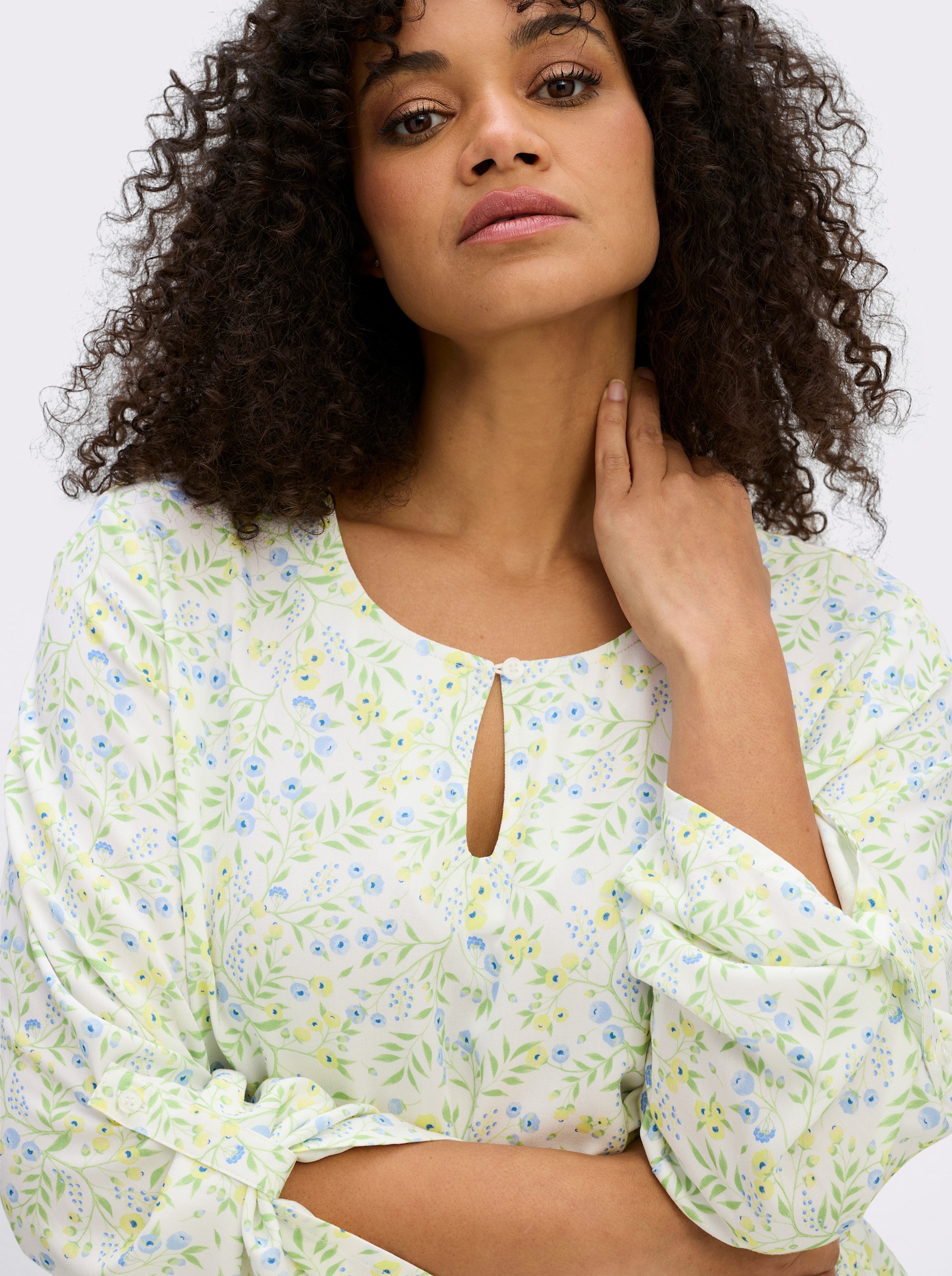 sheego Tunika mit Blumenprint und Taillen-Gummizug - ecru-eisblau-gemustert