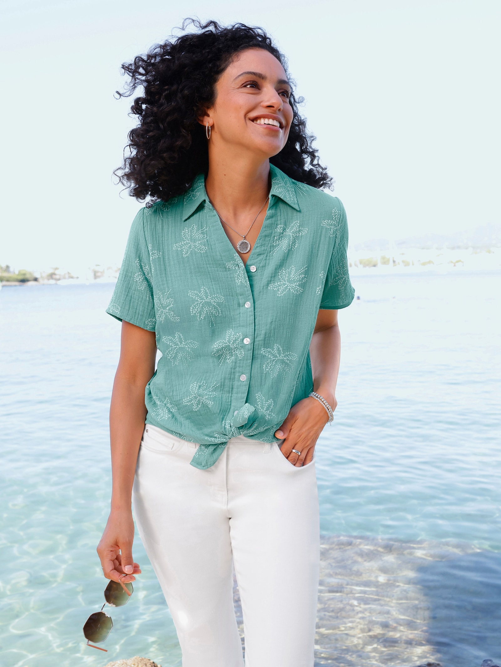 Baumwollbluse mit Palmen-Print - salbei-ecru