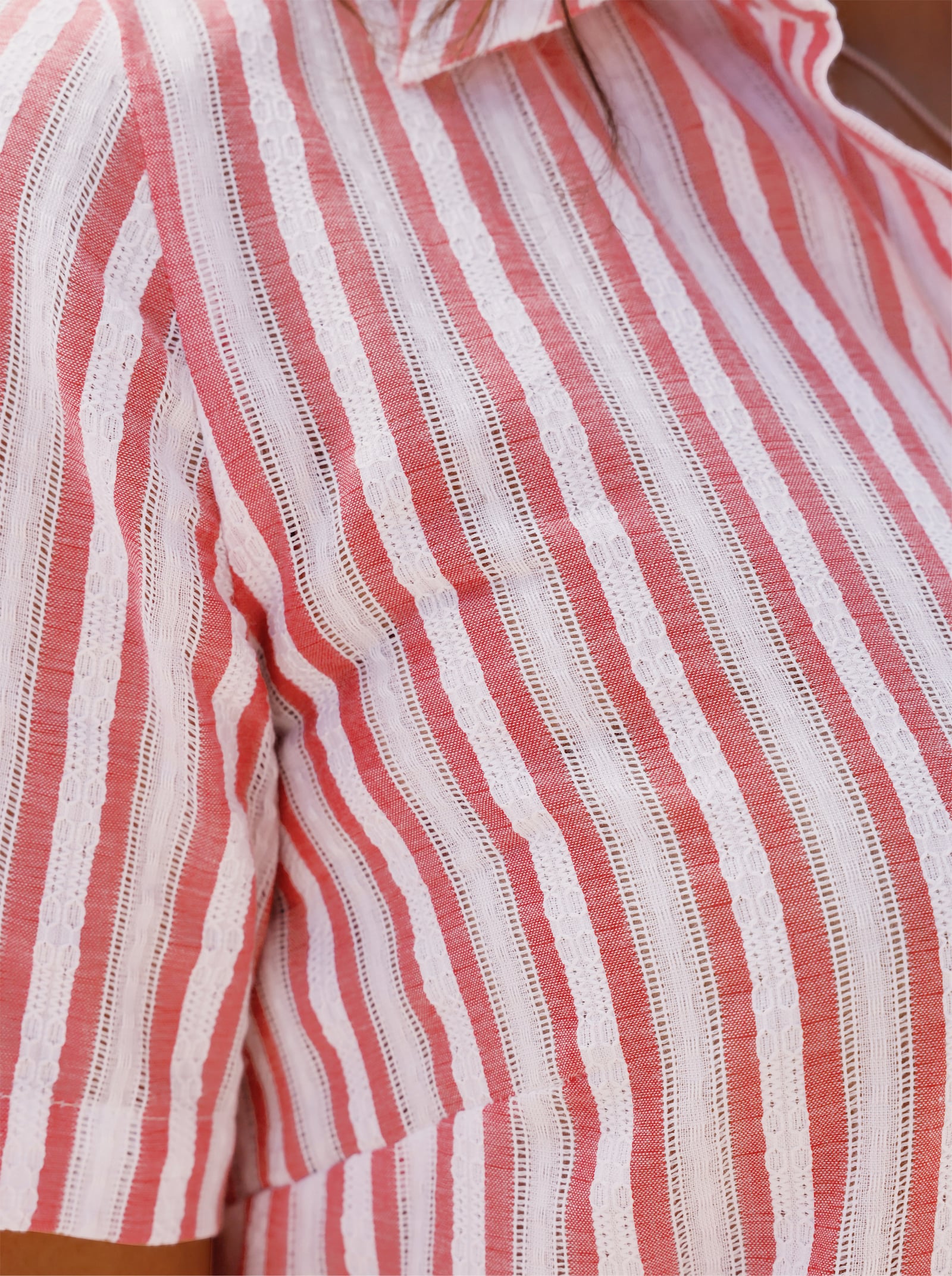 Gestreifte Bluse mit leicht abgerundetem Saum - erdbeere-weiss-gestreift