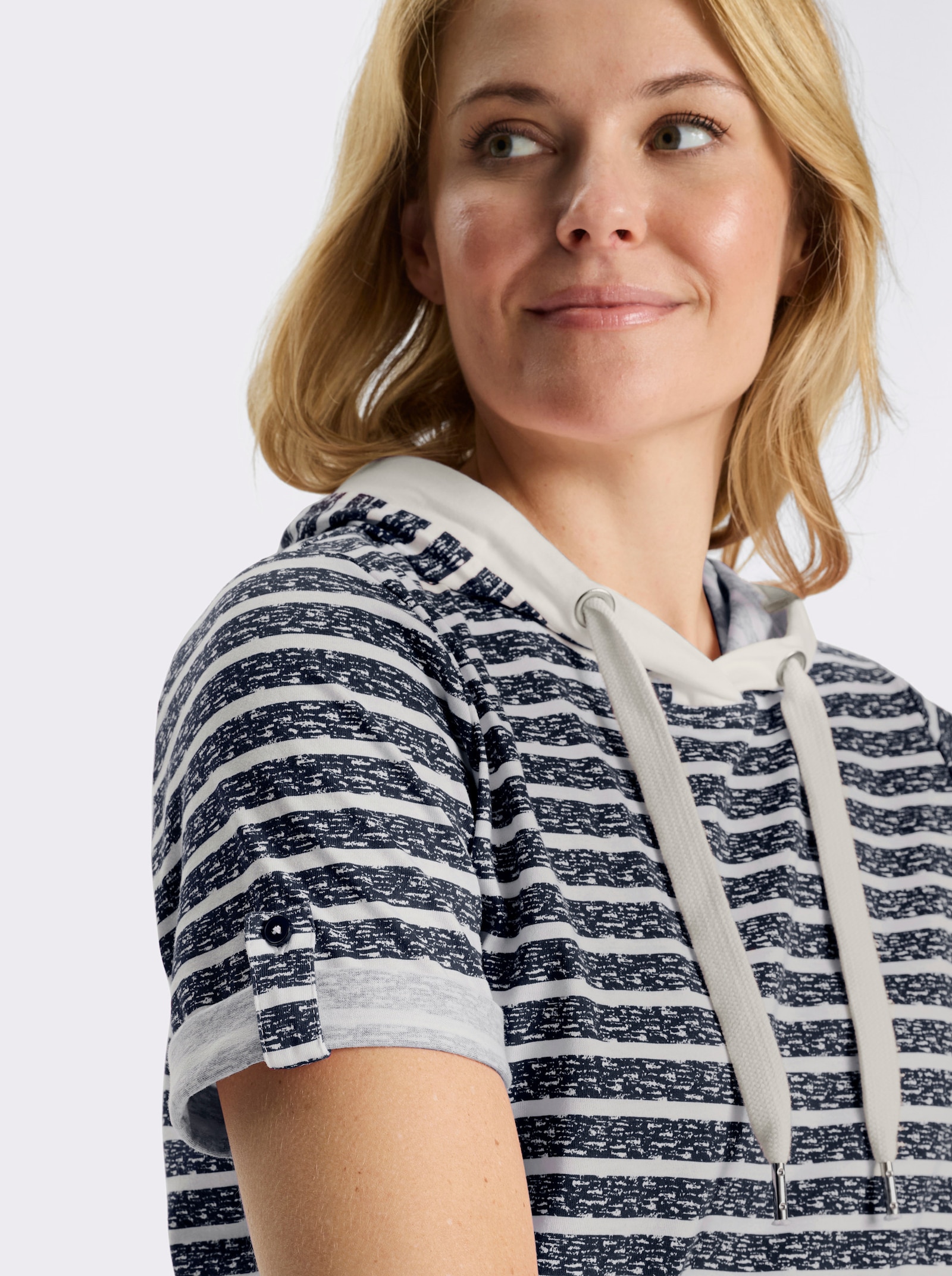Kapuzenshirt mit kurzen Ärmeln - marine-ecru-bedruckt