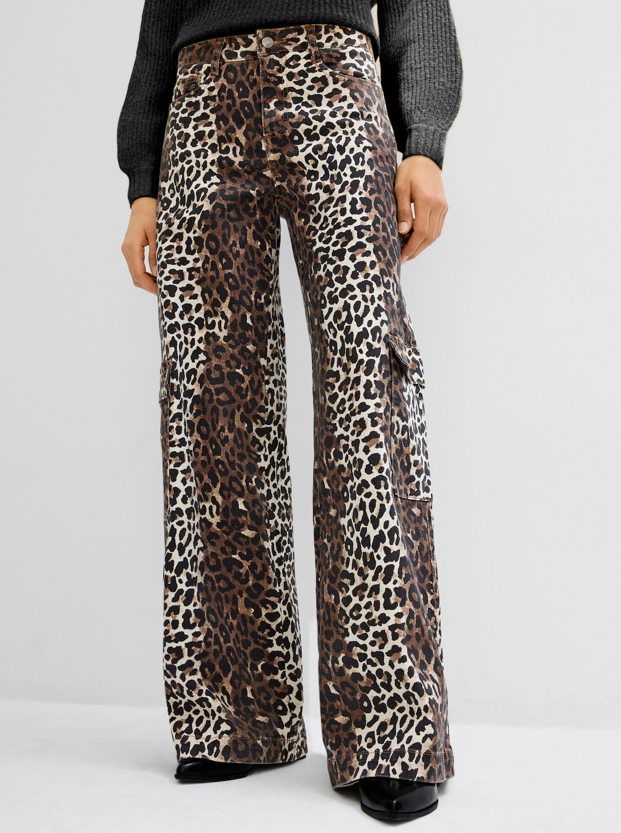 Cargojeans im Leo-Print allover - schoko-schwarz-bedruckt