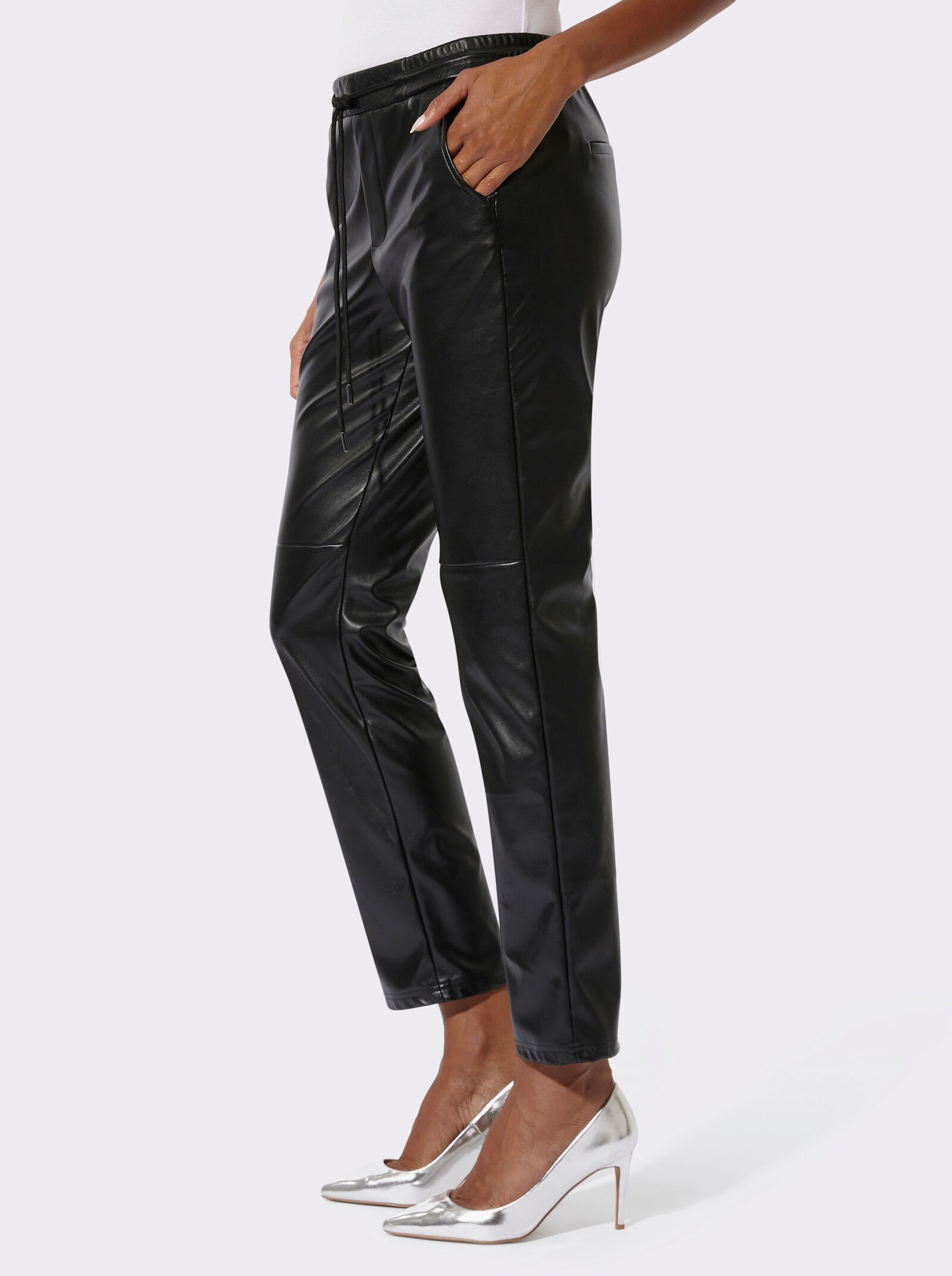 Lederimitathose mit weitenverstellbarem Bund - schwarz