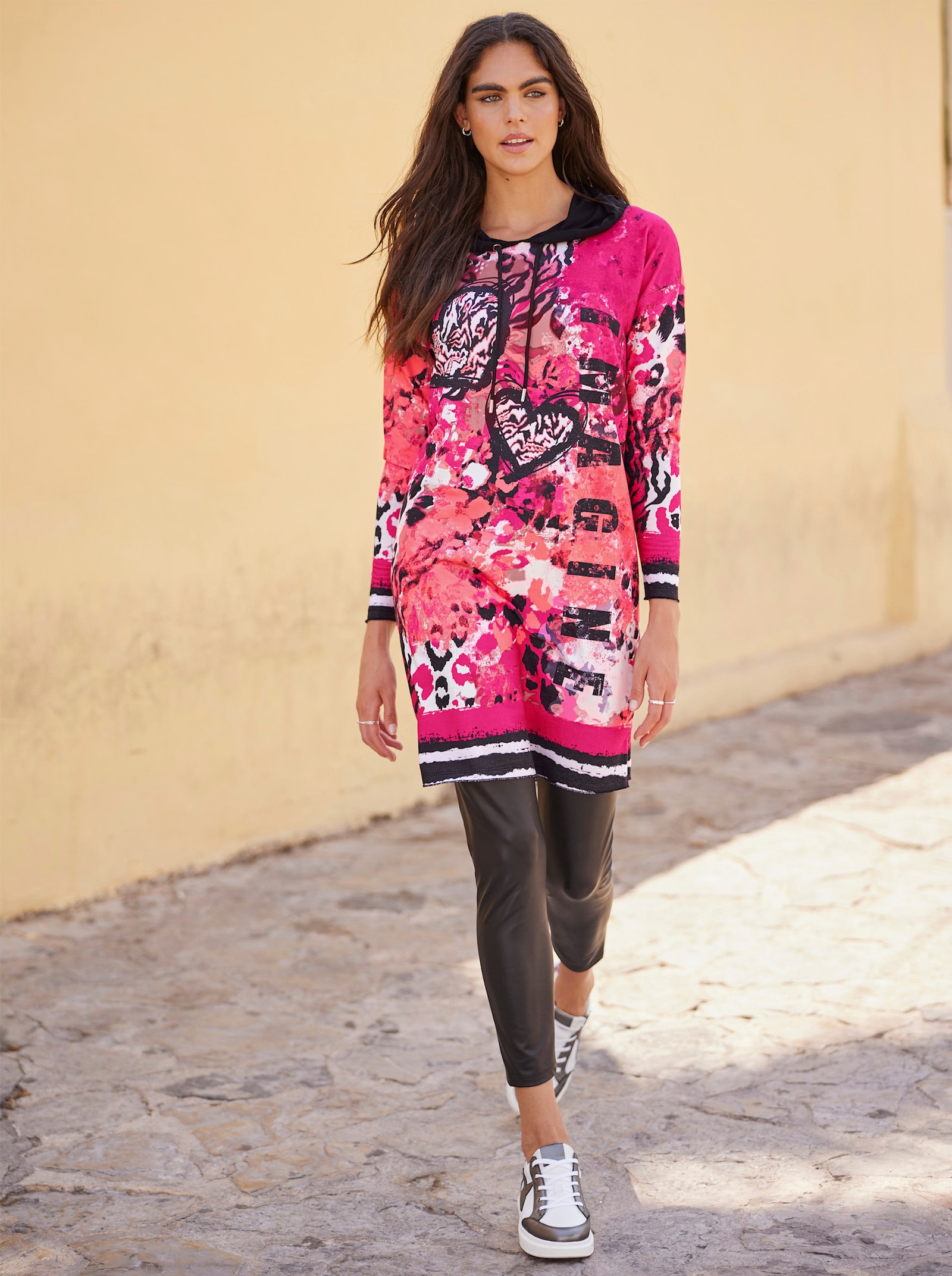 heine Jerseykleid mit Kapuze, bedruckt - pink-schwarz-bedruckt