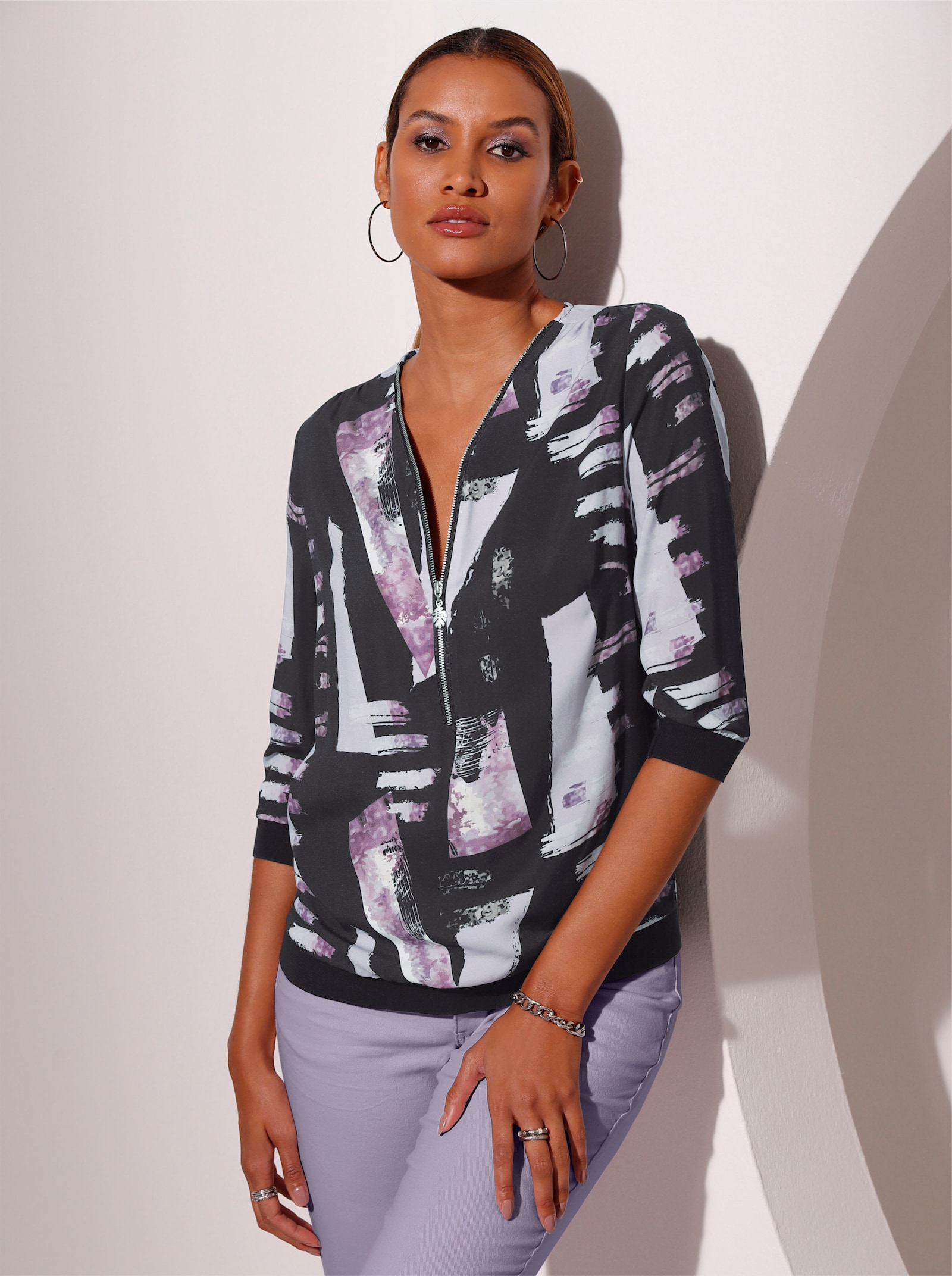 Druckbluse mit Reißverschluss - schwarz-flieder-bedruckt