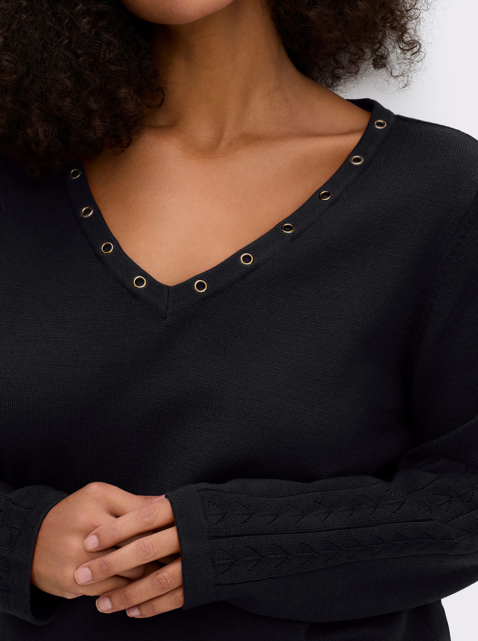 sheego Pullover mit tiefem V-Ausschnitt und Ösenverzierung - schwarz