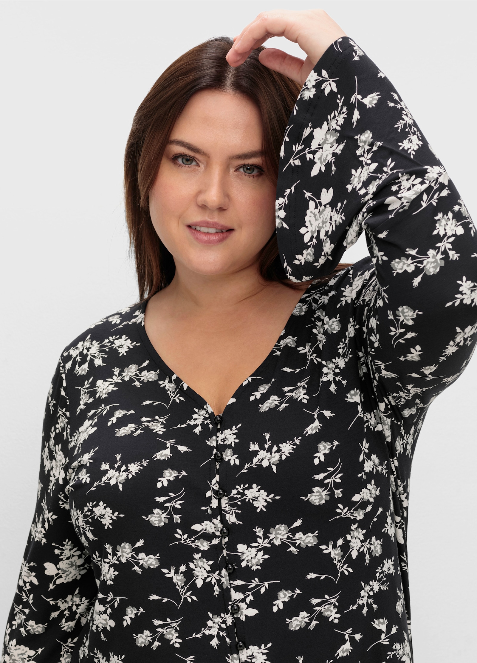 sheego by Joe Browns Langarmshirt mit Biesen und Volantärmeln - schwarz-gemustert