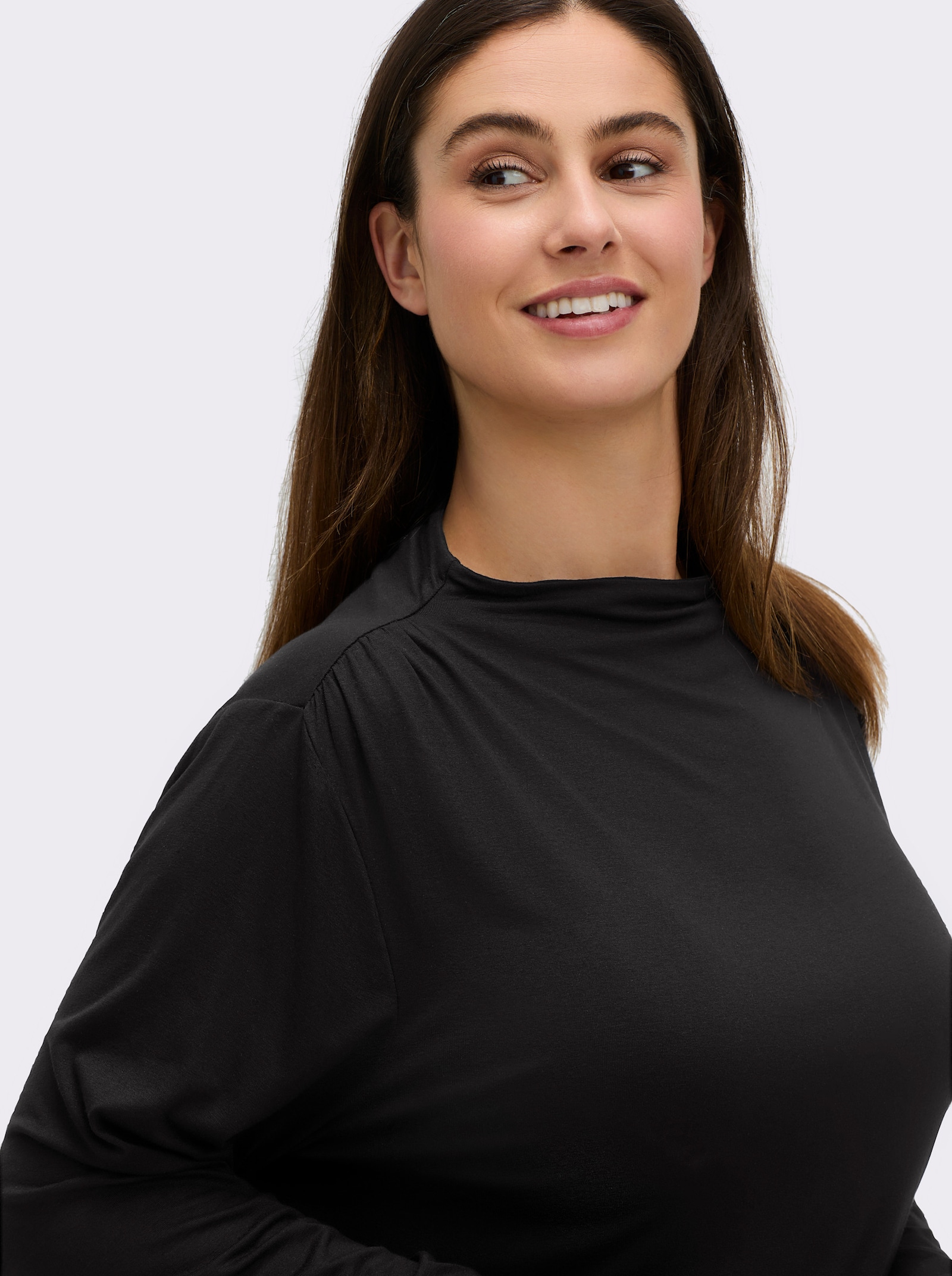 sheego Langarmshirt mit Raffung an der linken Schulter - schwarz