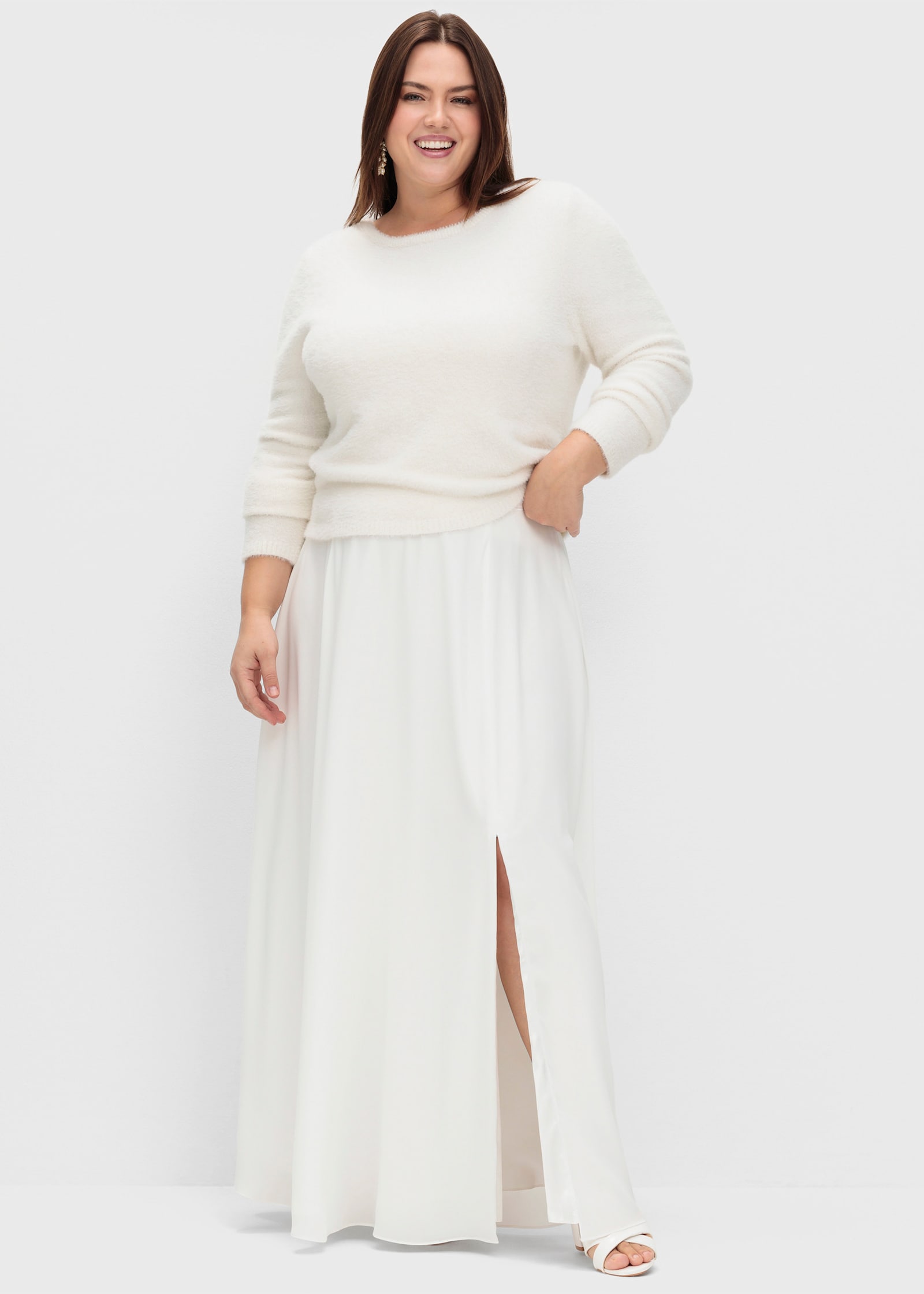 sheego Pullover mit tiefem V-Ausschnitt hinten - offwhite