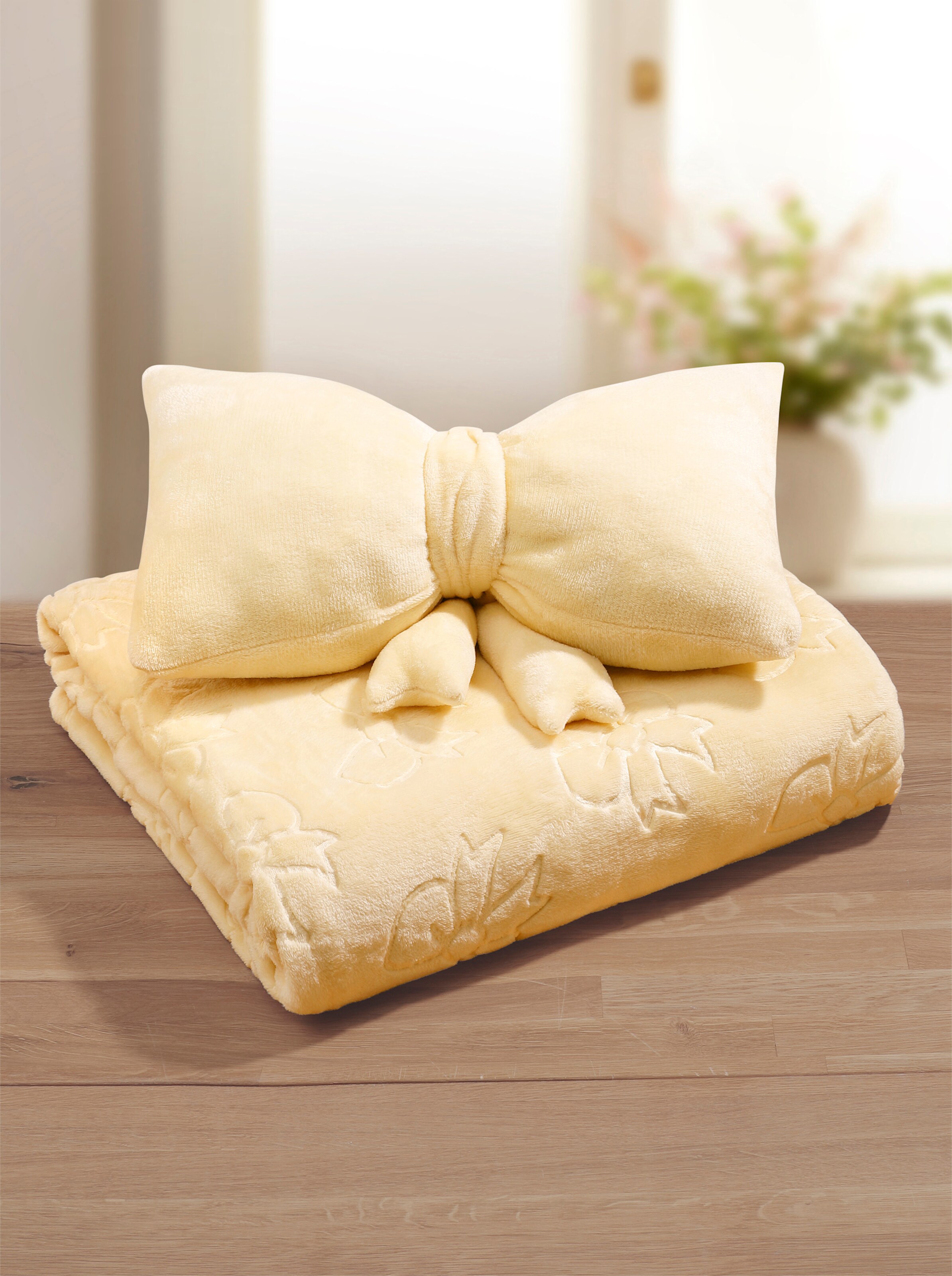 Decke mit Kissen in beige