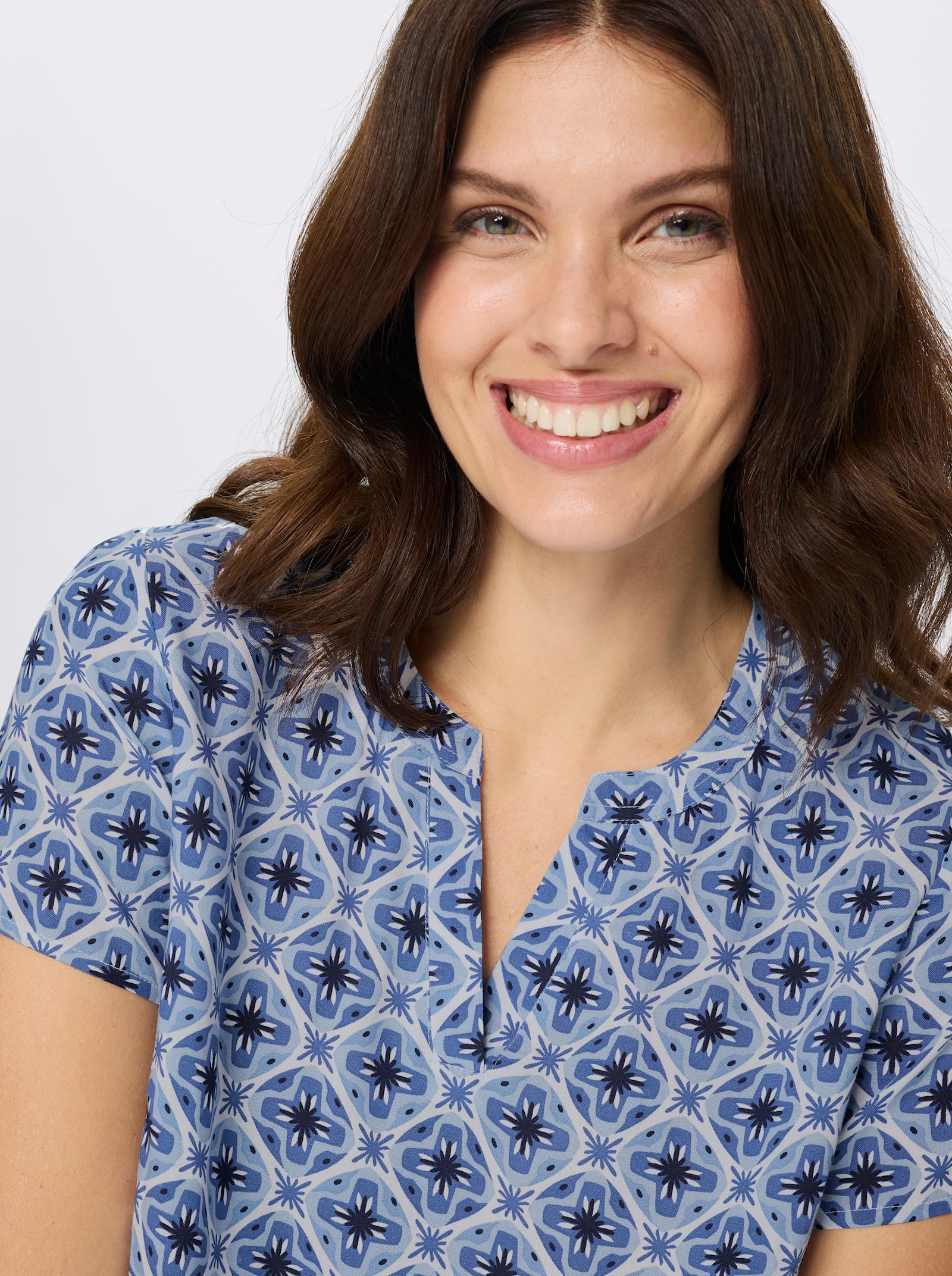 Schlupfbluse mit leicht abgerundetem Saum - jeansblau-ecru-bedruckt
