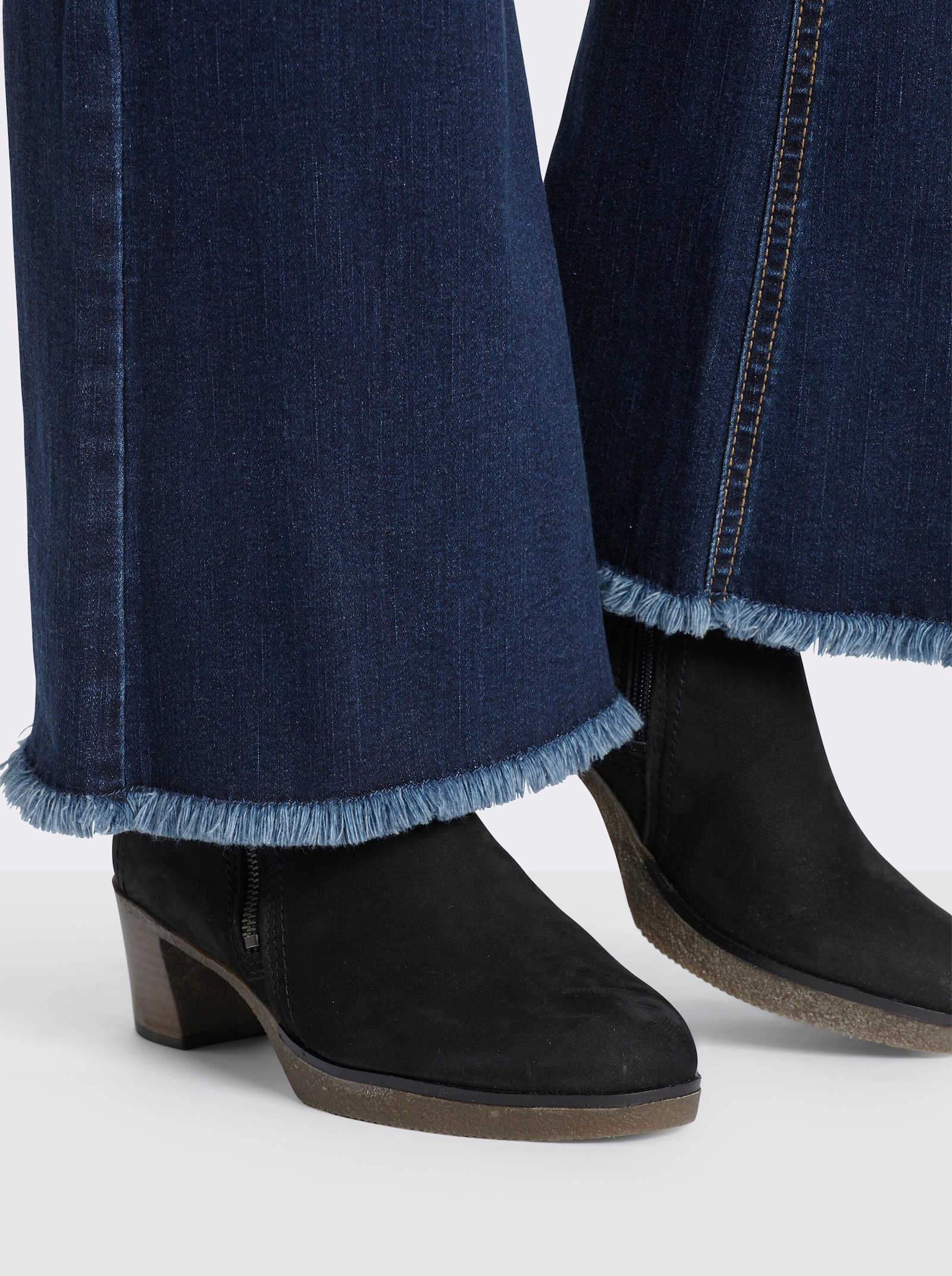 sheego Bootcut-Jeans mit Fransensaum - blue-stone-washed