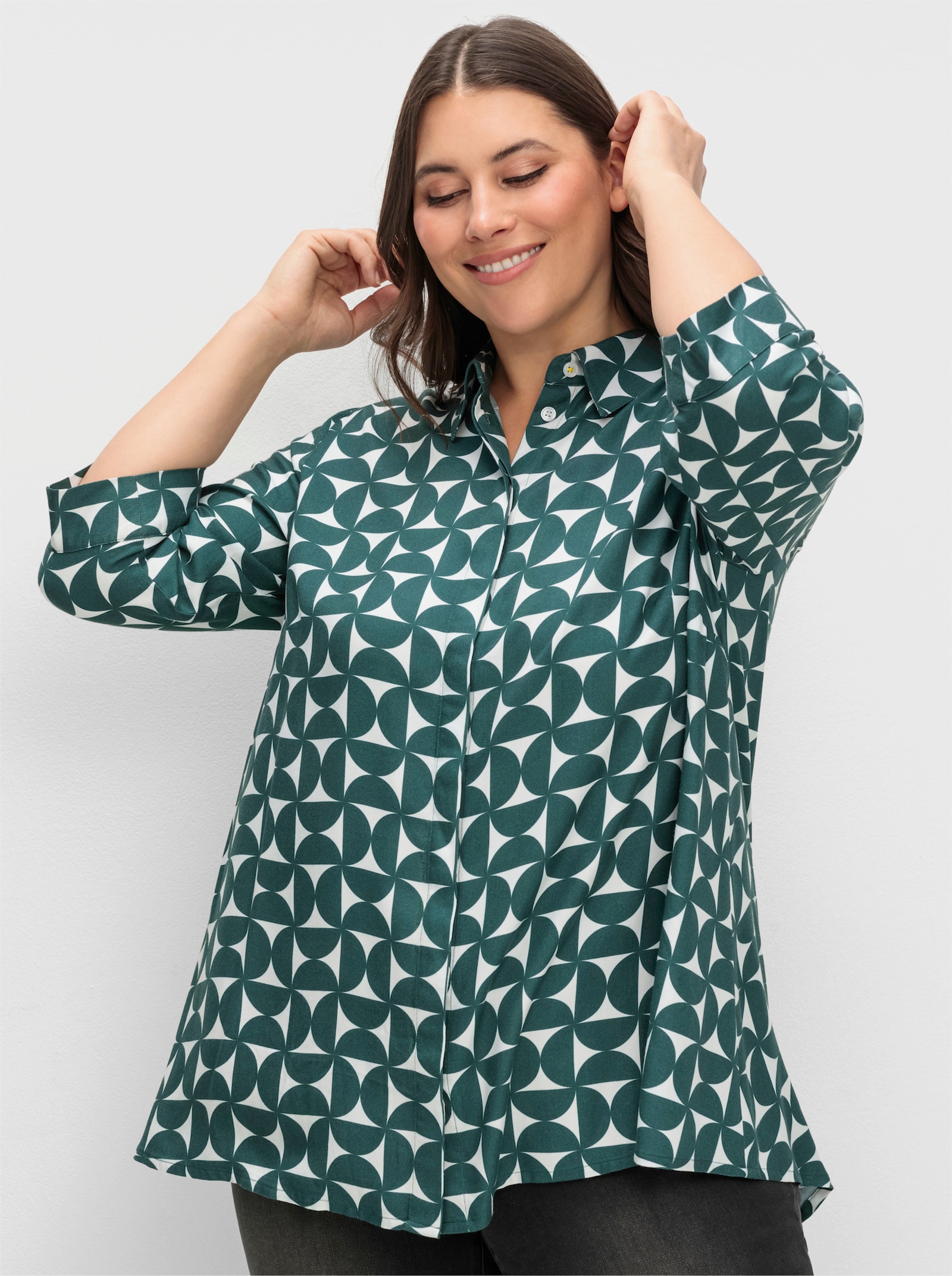 sheego Longbluse mit verlängertem Rückteil - tiefgrün-gemustert
