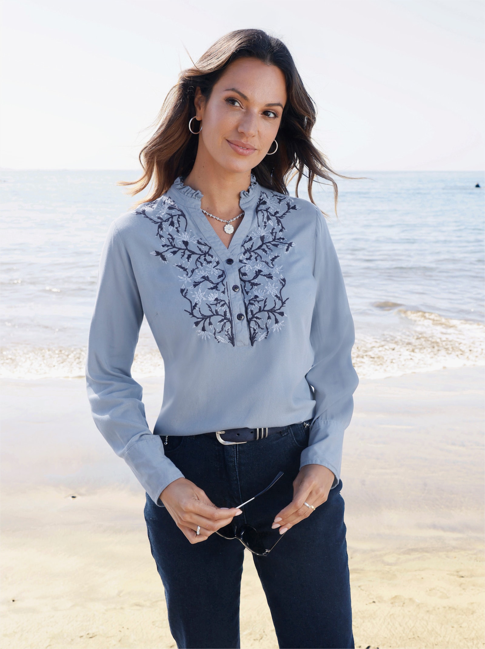 Schlupfbluse mit Stickereien - taubenblau-bleu-gemustert