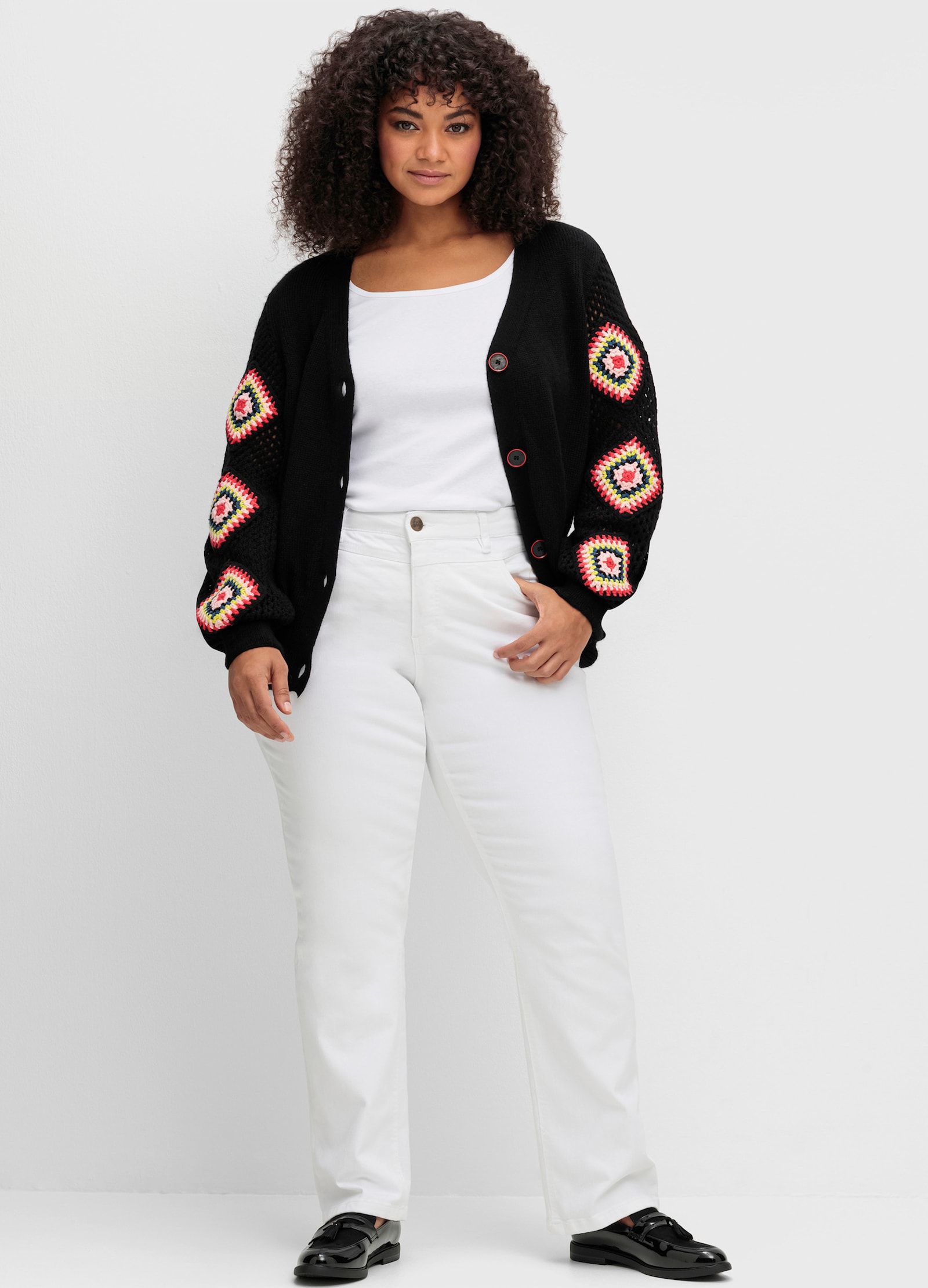 sheego by Joe Browns Strickjacke mit Häkel-Patches - schwarz