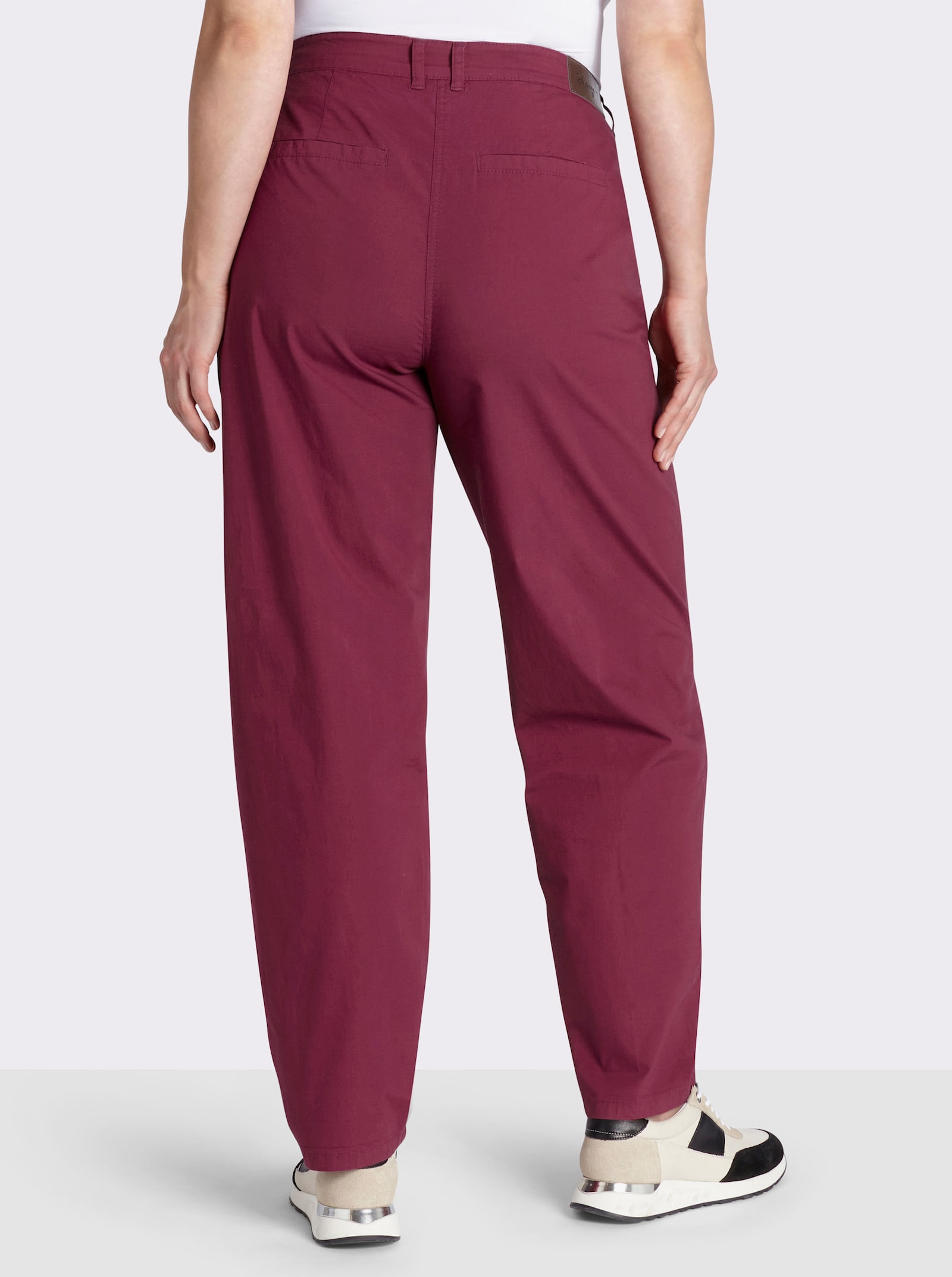 sheego Chinohose mit Ziertaschen hinten - bordeaux