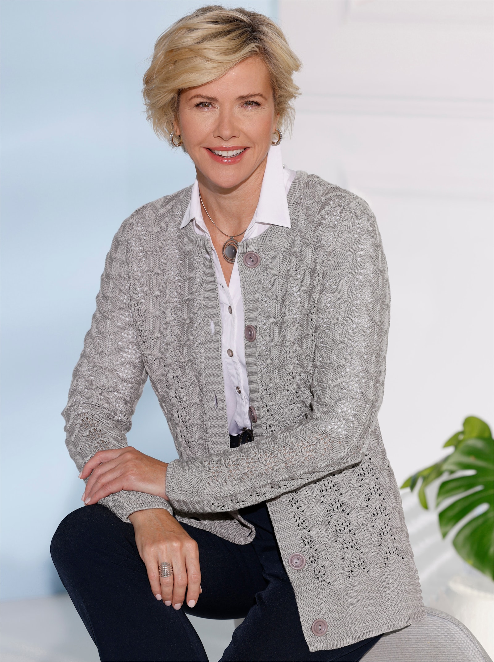 Strickjacke im Ajourmuster - steingrau