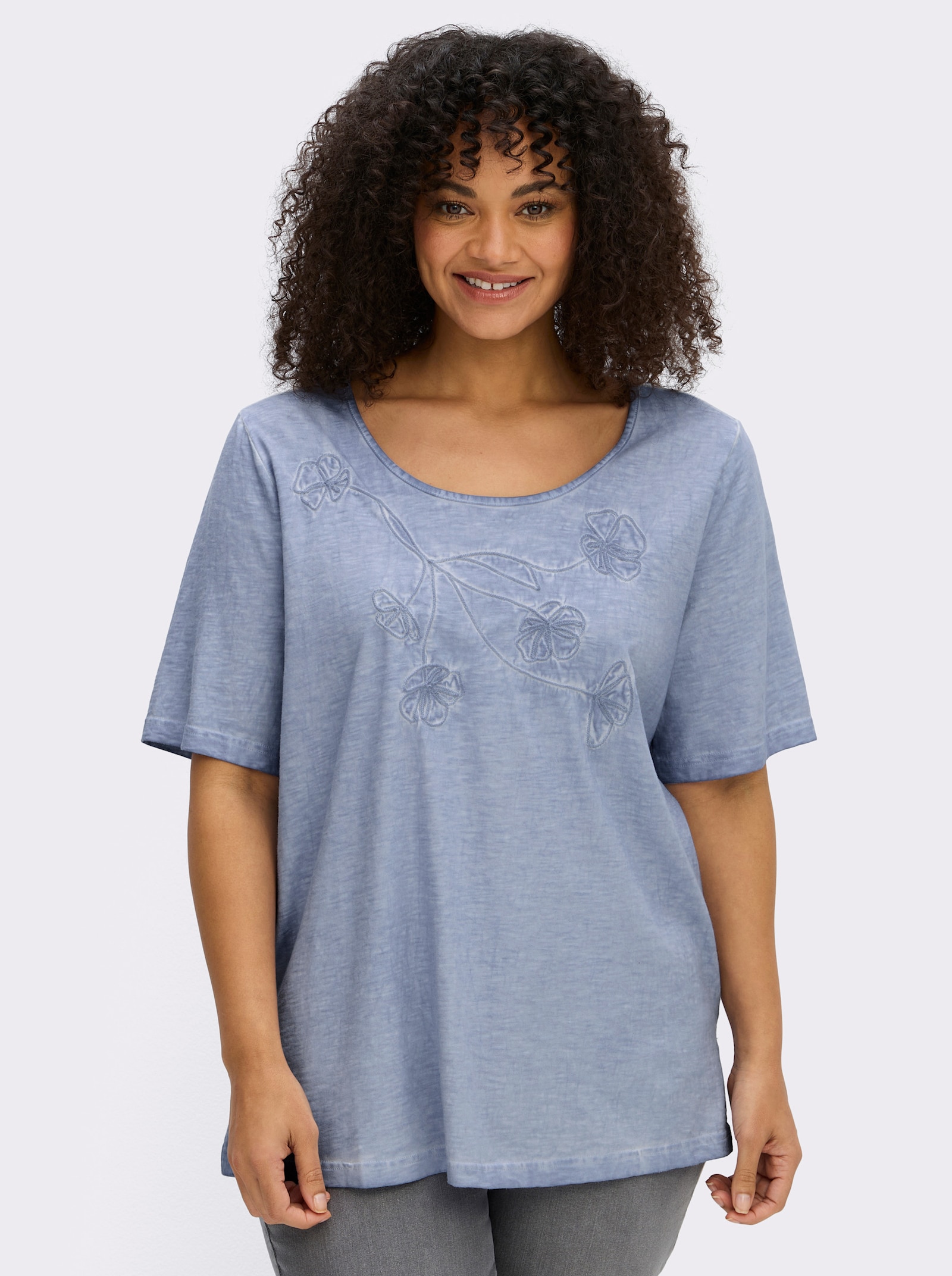 sheego Shirt met bloemenborduursel - bleu