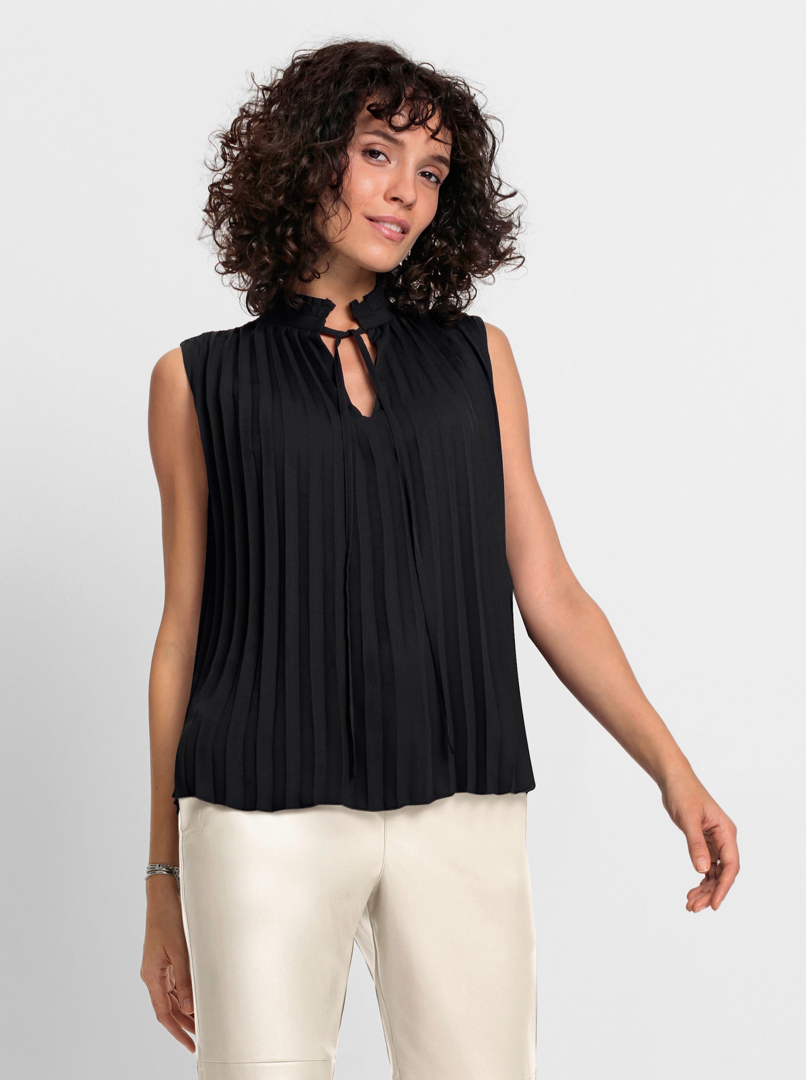 Plissee-Bluse mit Rüschen am Ausschnitt - schwarz