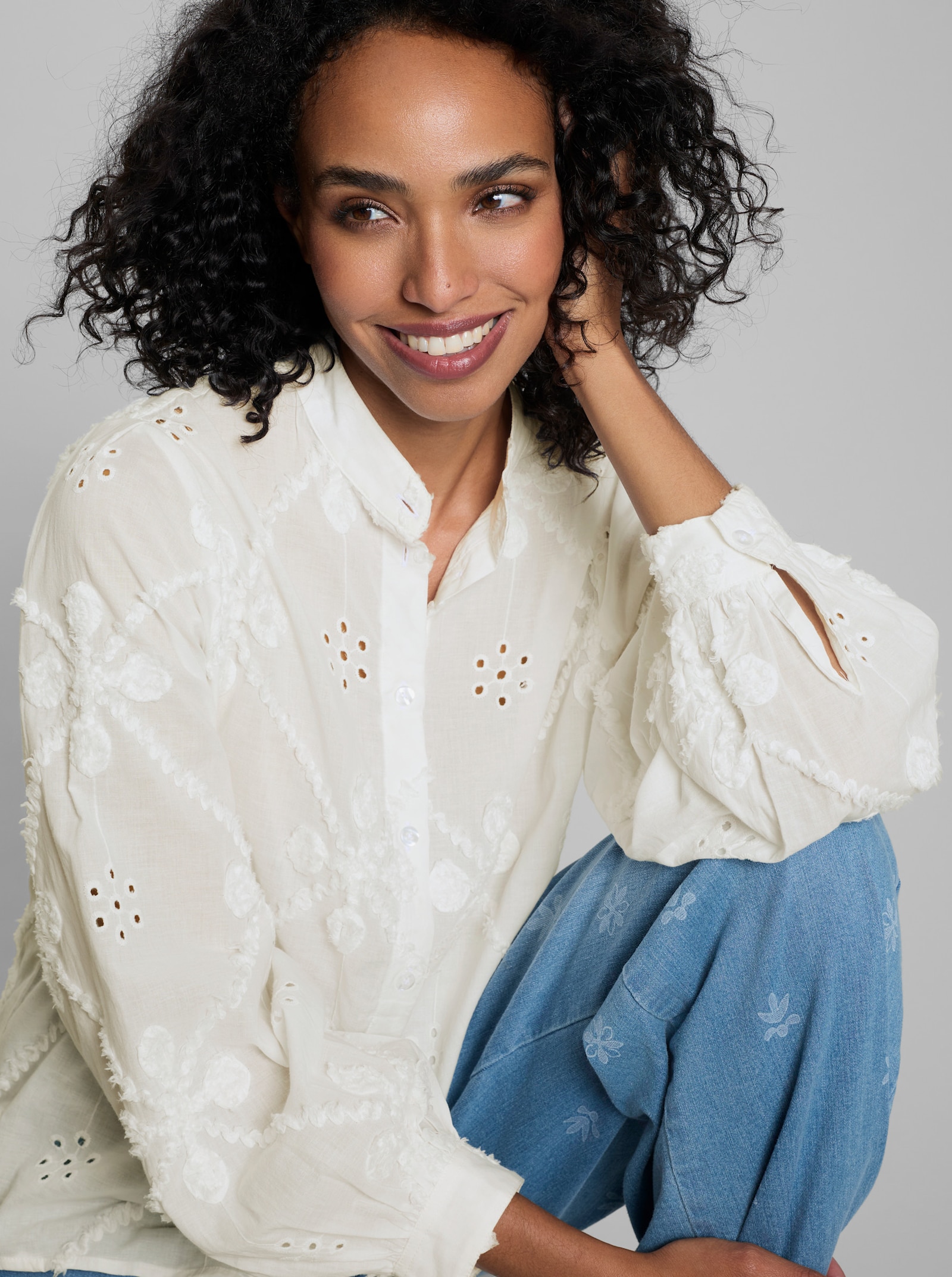 heine Baumwollbluse mit Blumen-Applikationen - ecru
