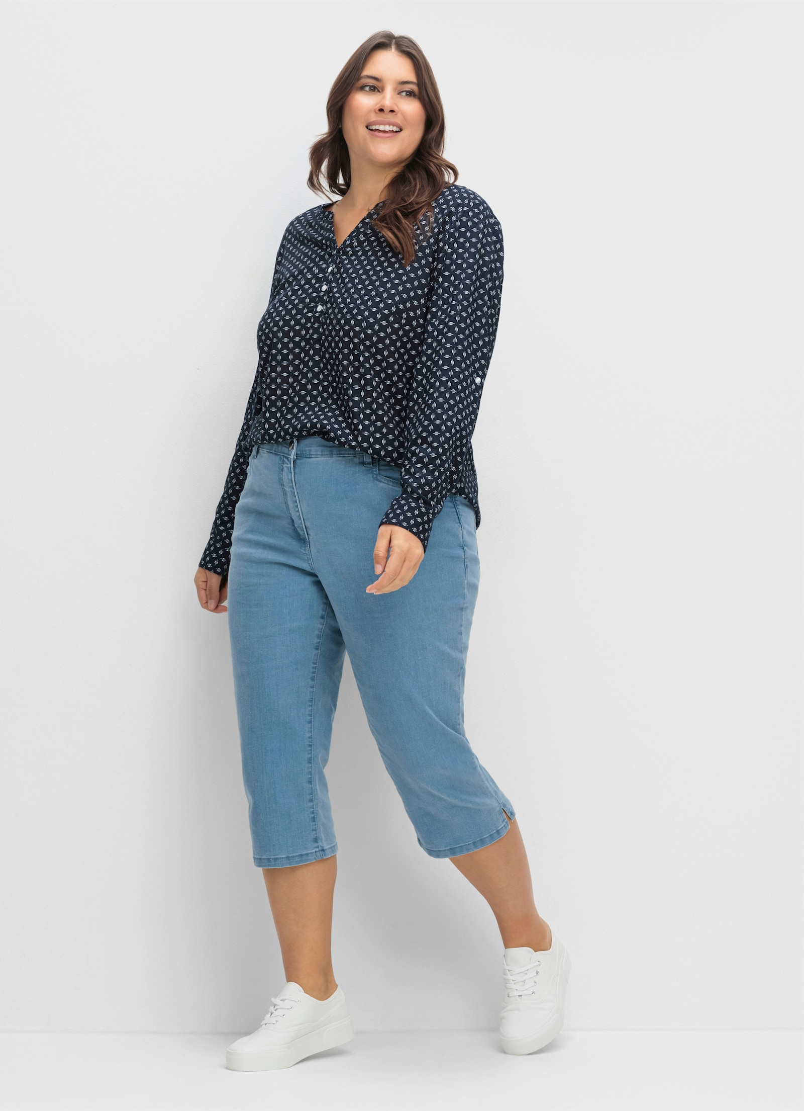 Caprijeans mit glitzerndem Katzenmotiv - blue-bleached