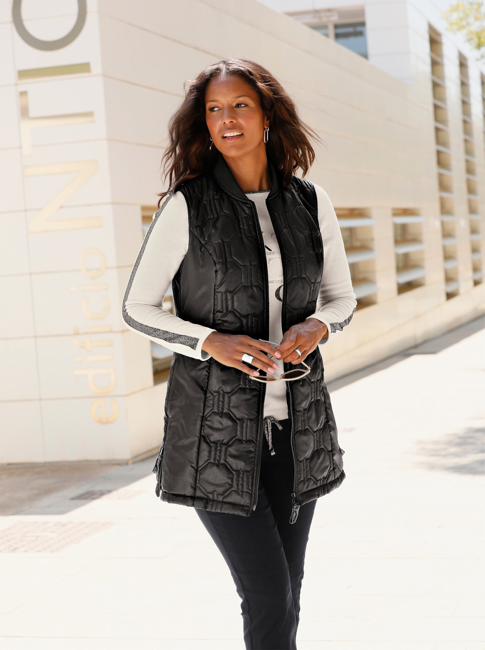 Lange bodywarmer met ritssluiting aan de zijsplitten - zwart