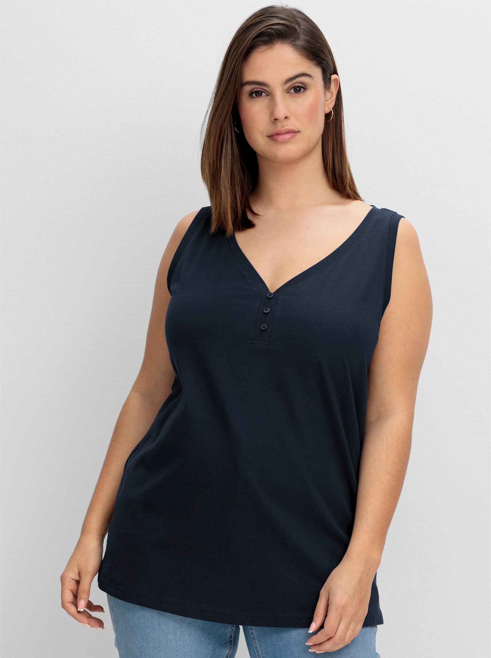 sheego Tanktop mit V-Ausschnitt und Zierknopfleiste - tiefblau
