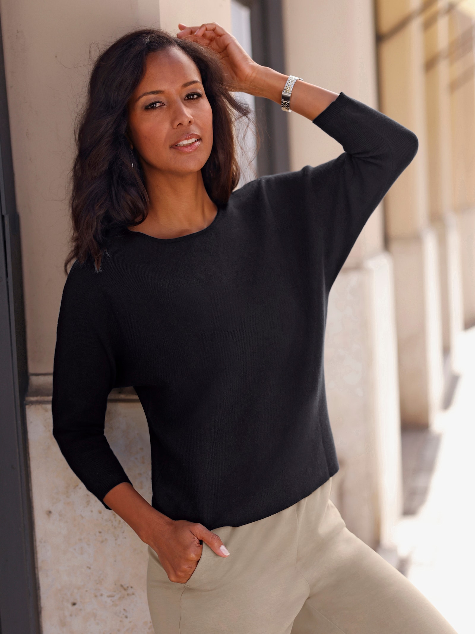 Fledermauspullover mit Spitzen-Einsatz im Rücken - schwarz