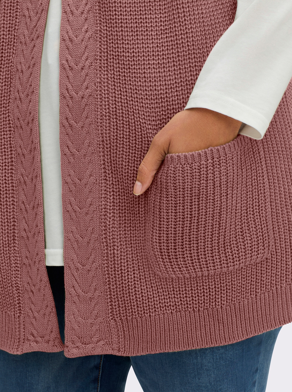 Strickweste mit Zopfmuster vorne - rosenholz