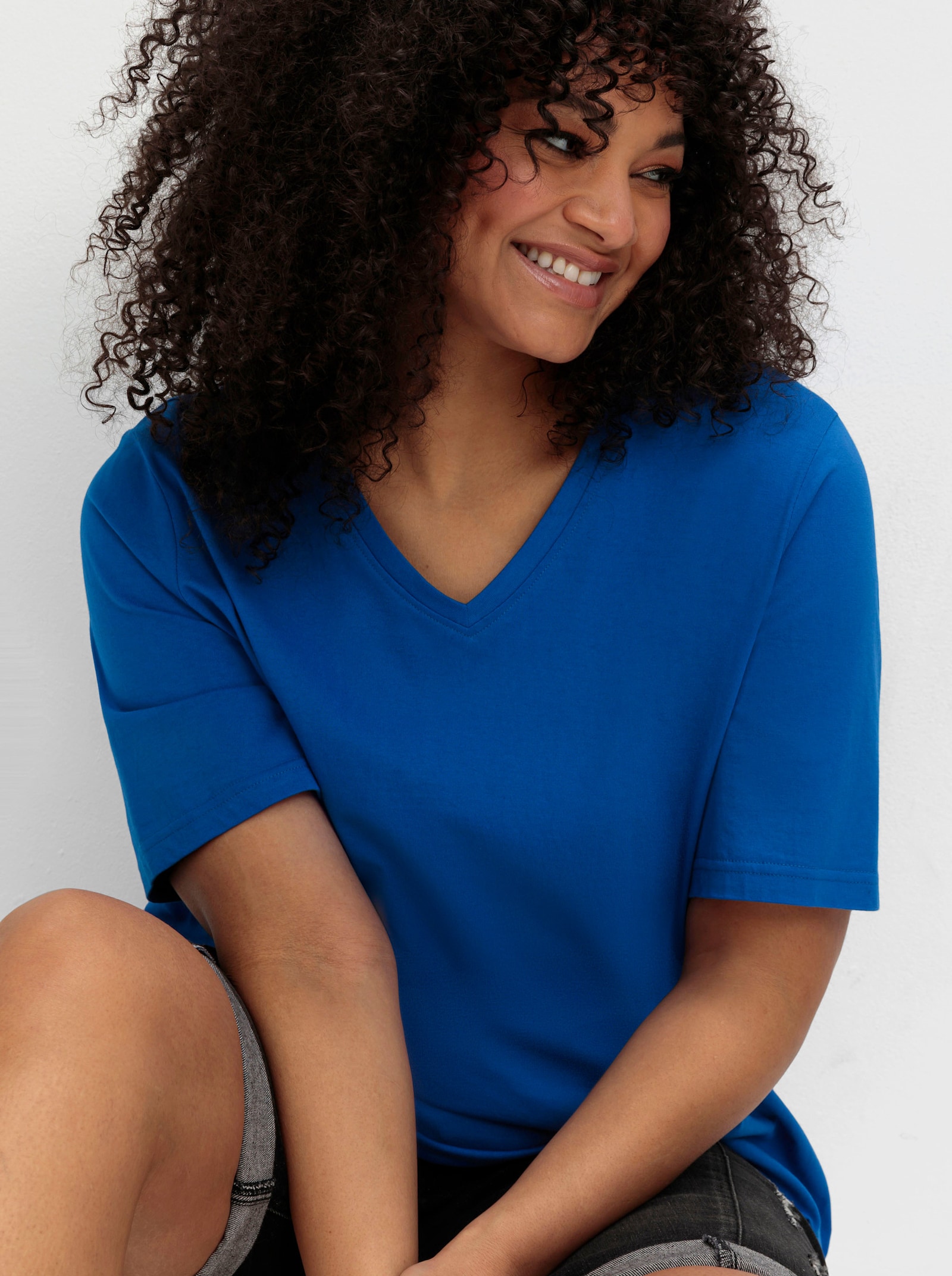 sheego Shirt met V-hals van lichte jersey - kobaltblauw