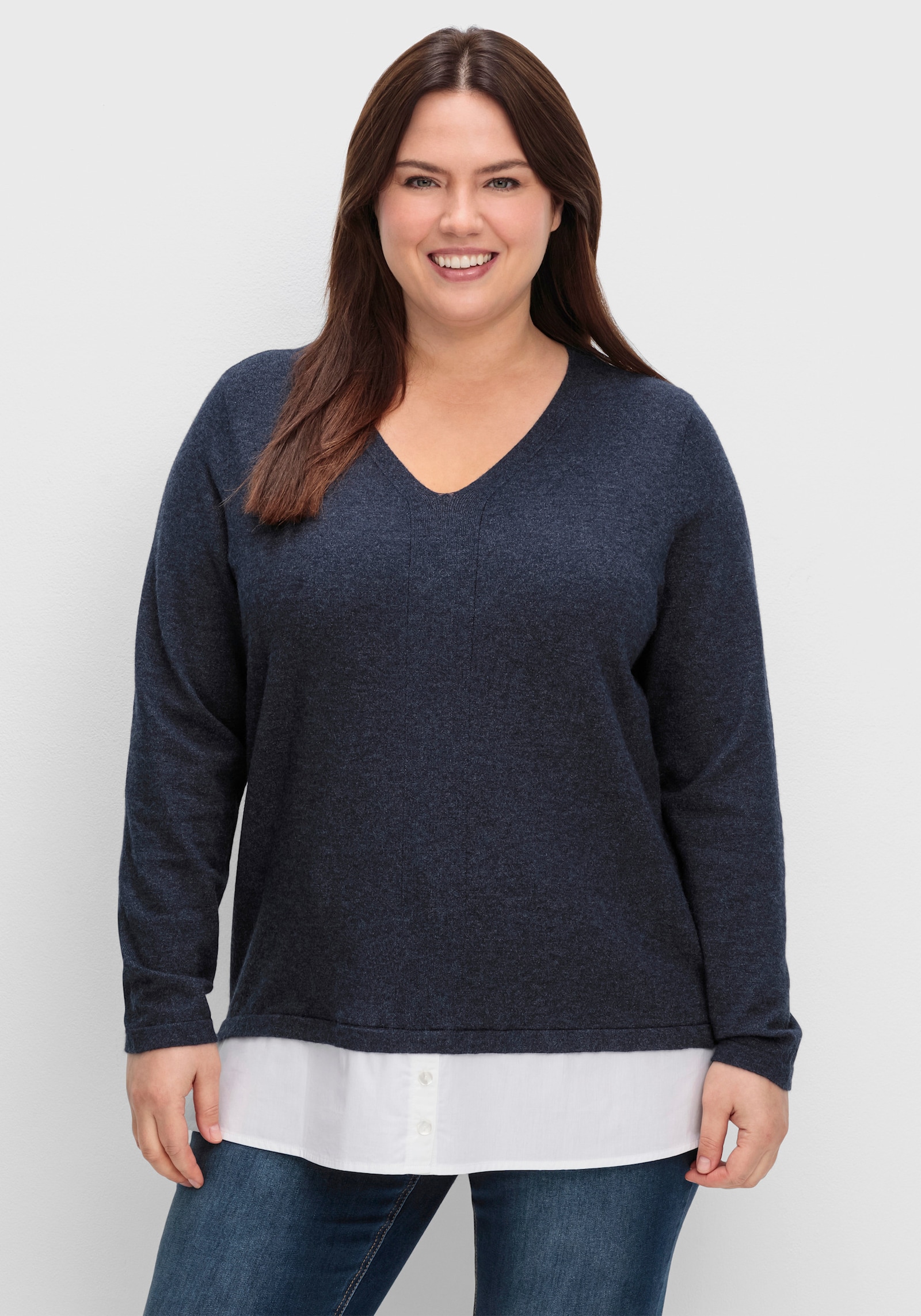 sheego Feinstrickpullover mit Blusen-Einsatz am Saum - tiefblau-meliert