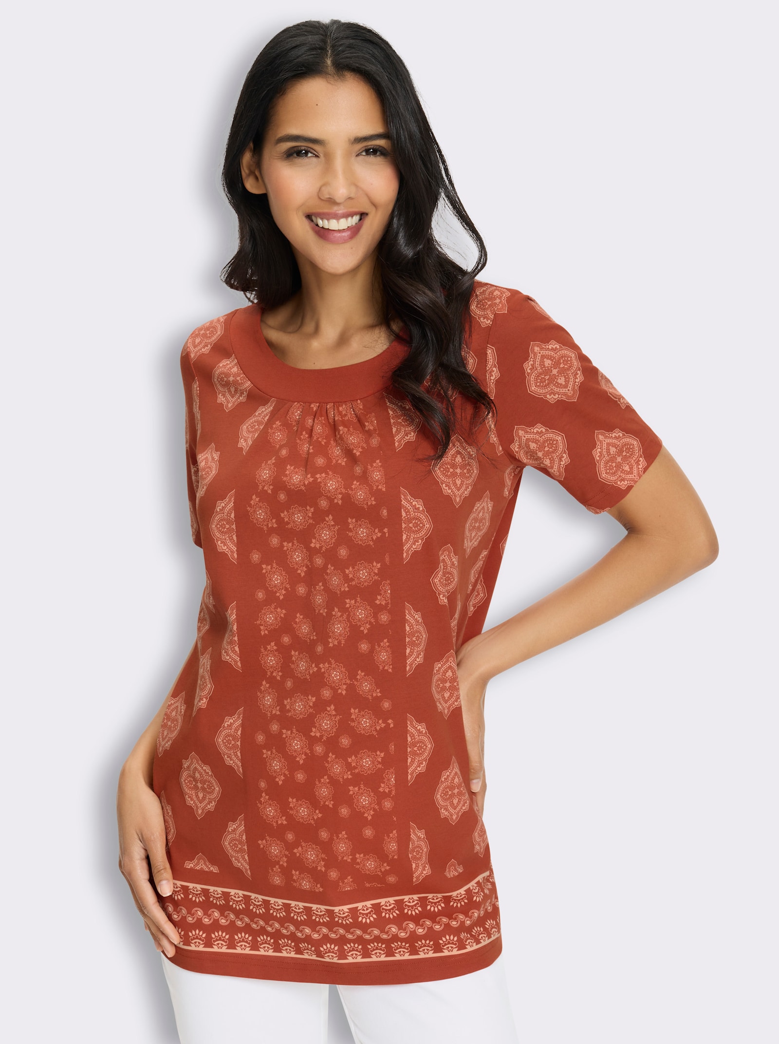 Longshirt mit gekräuseltem Rundhals-Ausschnitt - rostrot-apricot-bedruckt