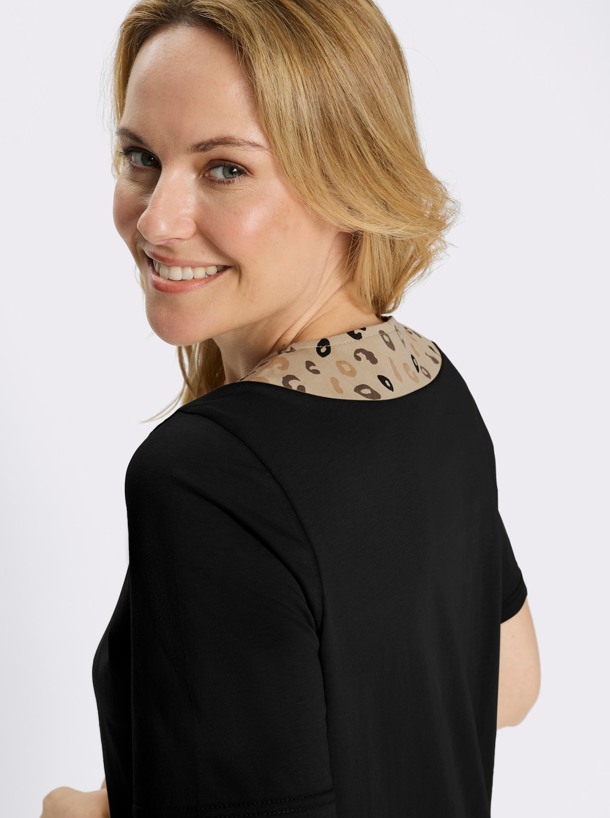 Longshirt mit Leo-Druck - schwarz