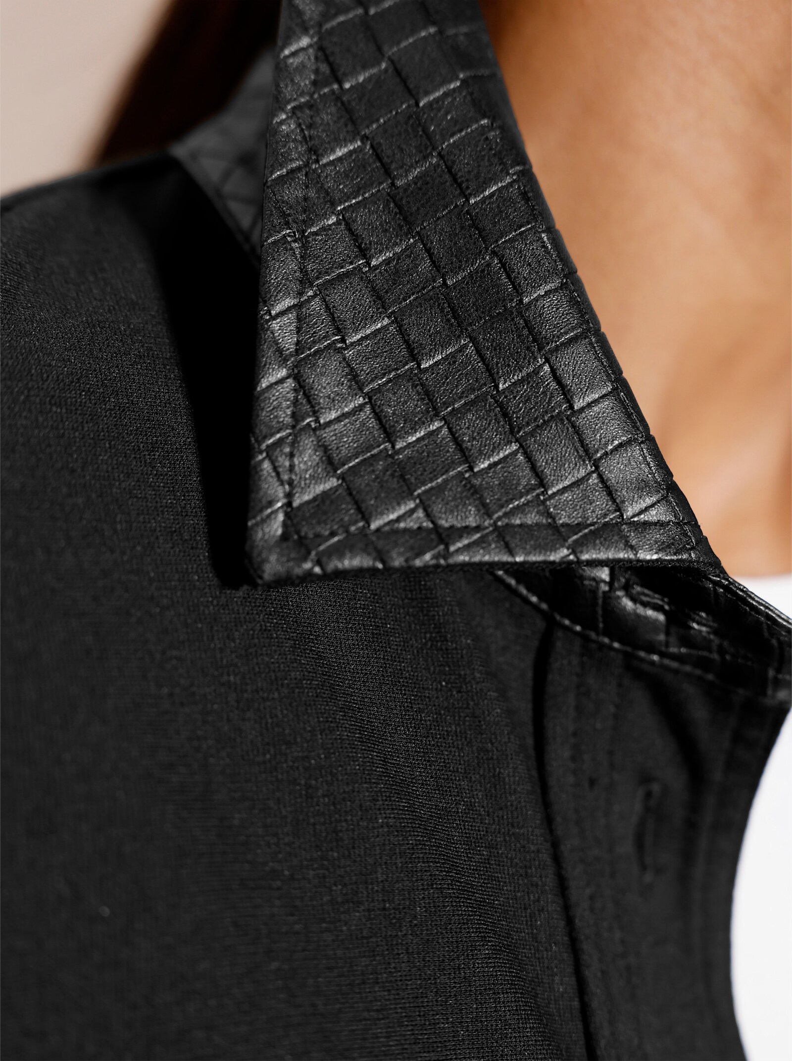 Shirtjacke mit seitlichem Riegel in Flecht-Optik - schwarz