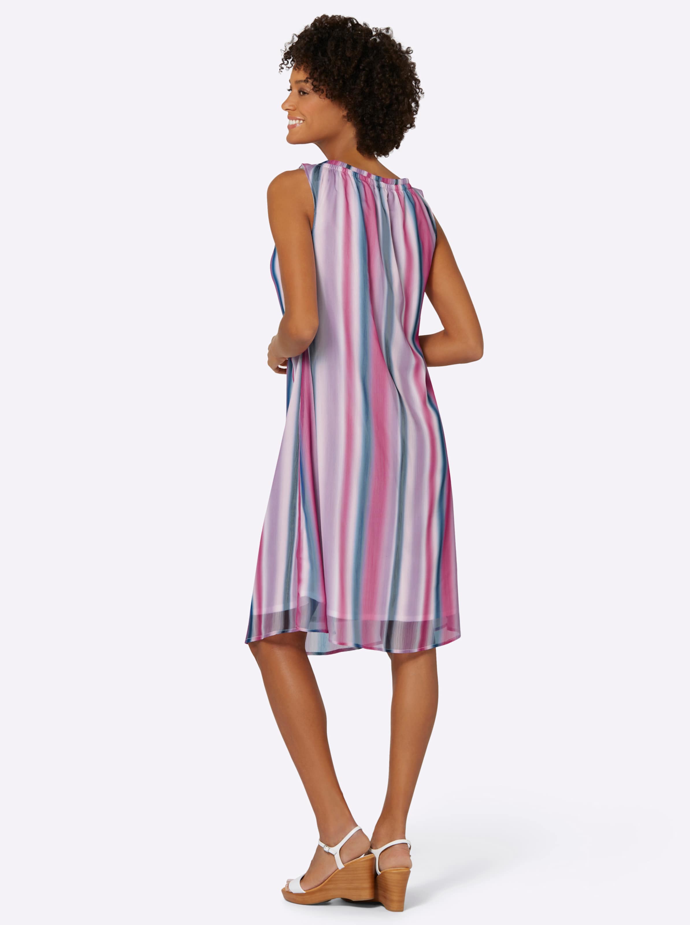 Gel Fuchsia günstig Kaufen-Kleid in fuchsia-bedruckt von heine. Kleid in fuchsia-bedruckt von heine <![CDATA[Ein Figurschmeichler ist dieses Kleid im abstrakten Streifen-Dessin mit Farbverlauf. Der weite, elastische Rundhals-Ausschnitt ist leicht in Falten gelegt. Die dezent transp