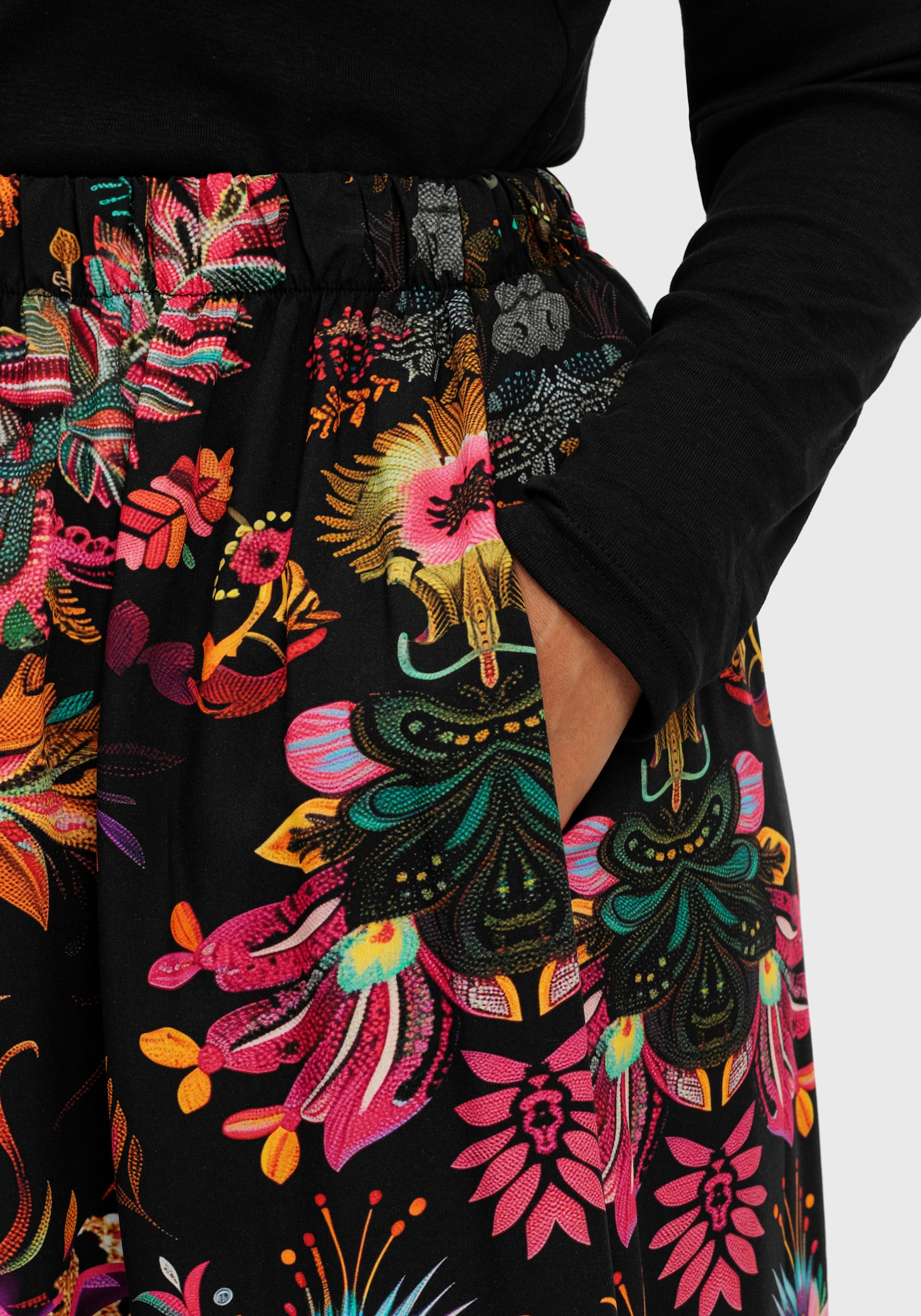 sheego loves miss goodlife Maxirock mit floralem Print, aus Viskose-Satin - schwarz-bunt