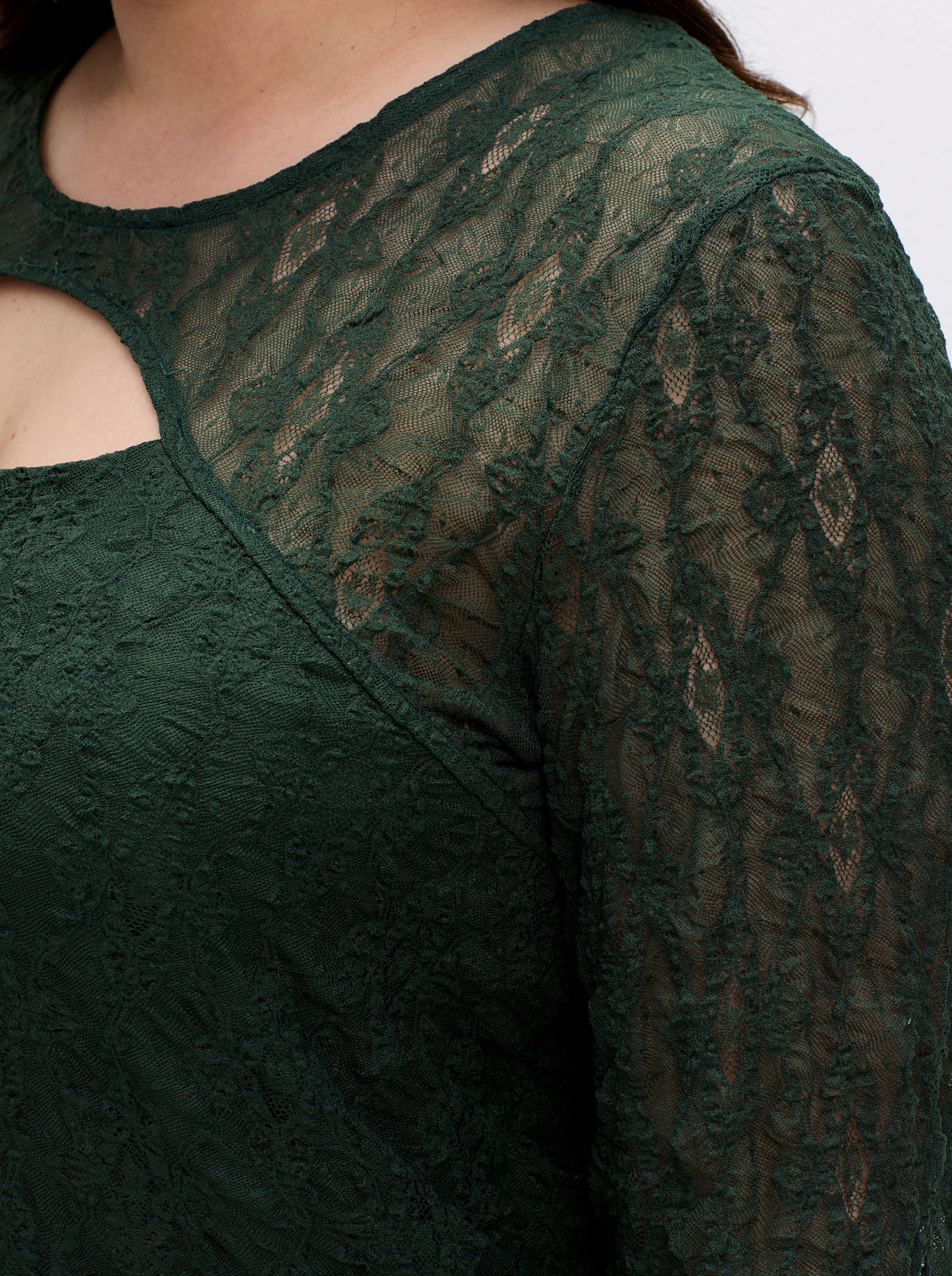 sheego by Joe Browns Spitzenshirt mit Cut-out vorn - moos