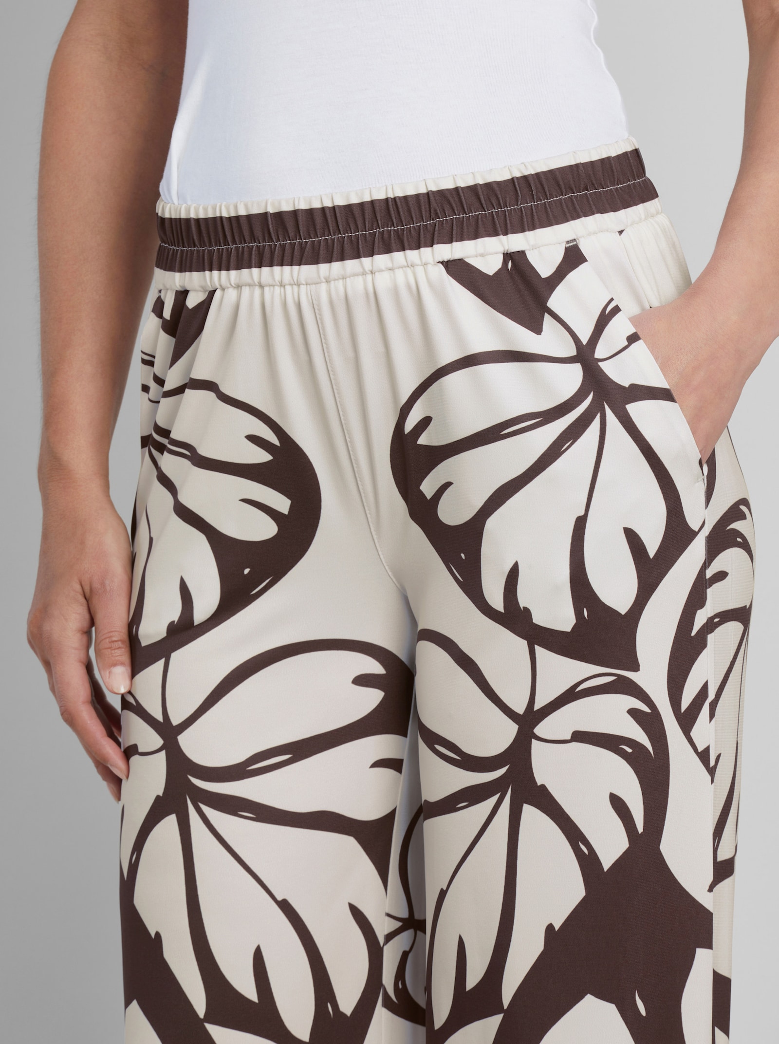 heine Jerseyhose mit Blätter-Druck - ecru-schoko-bedruckt