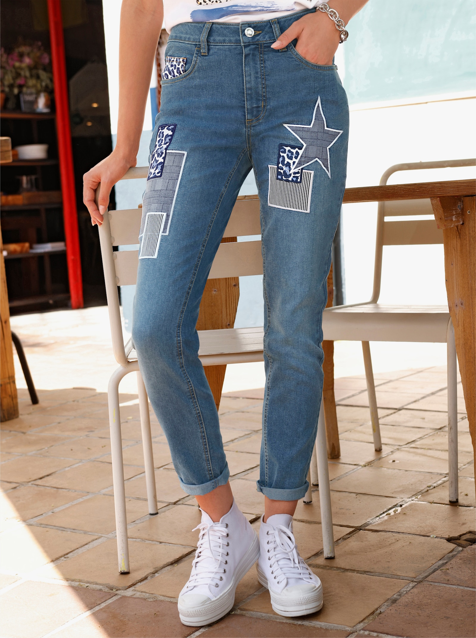 Jeans mit bedruckten Patches - blue-bleached