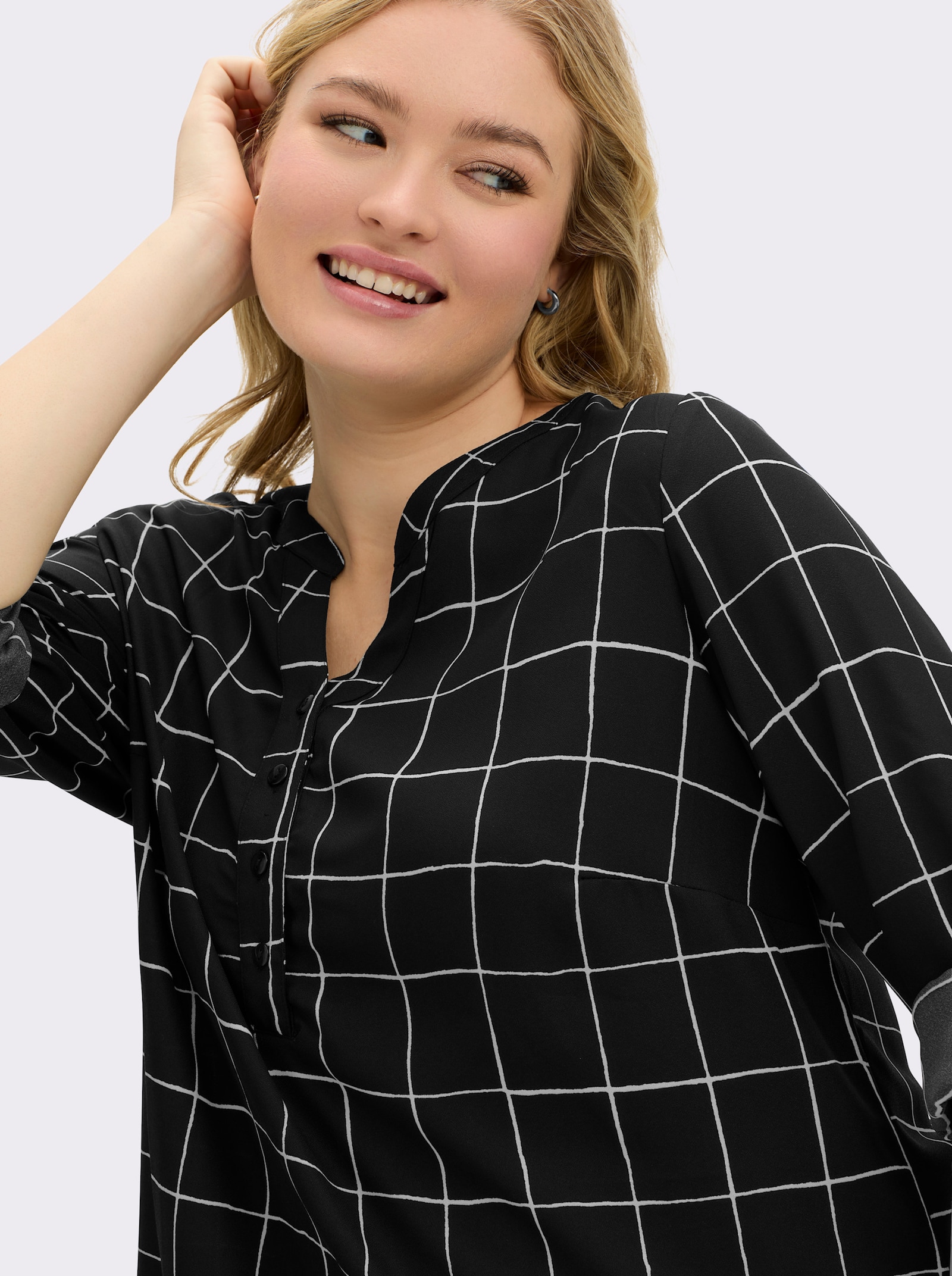 Langarm-Bluse in Longform - schwarz-weiß-kariert