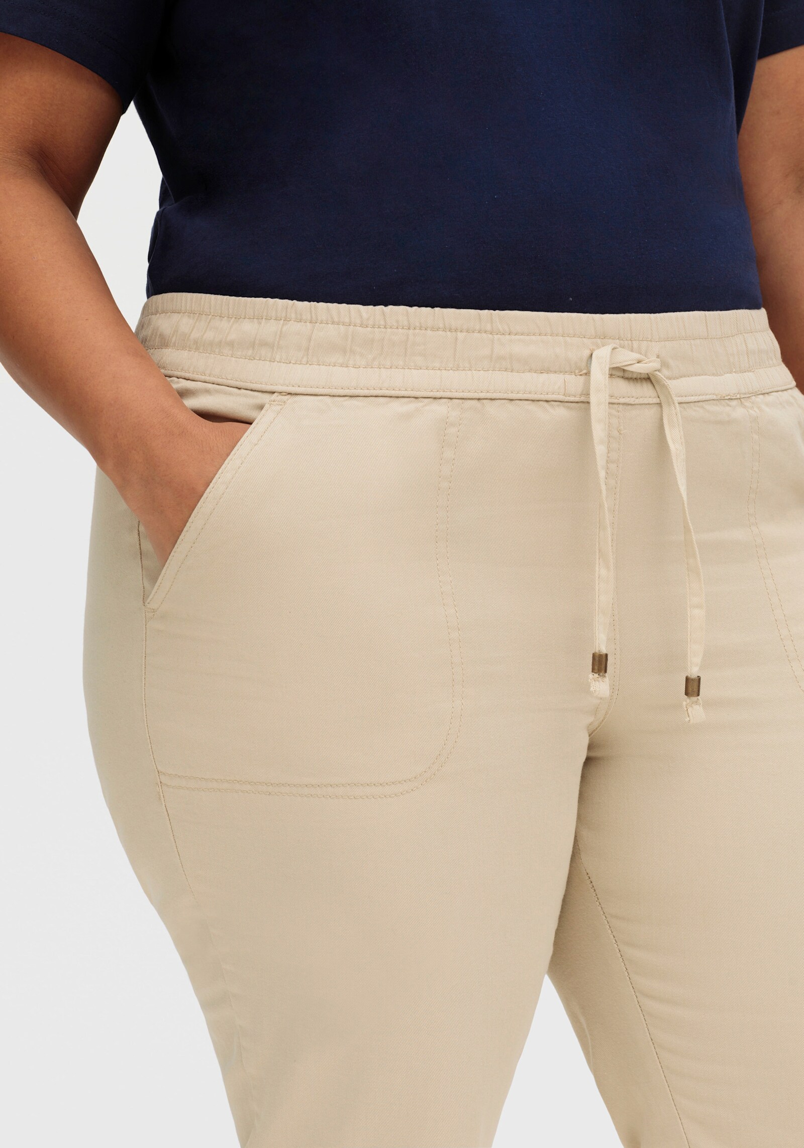 Schlupfjeans mit gesmoktem Bund - sand