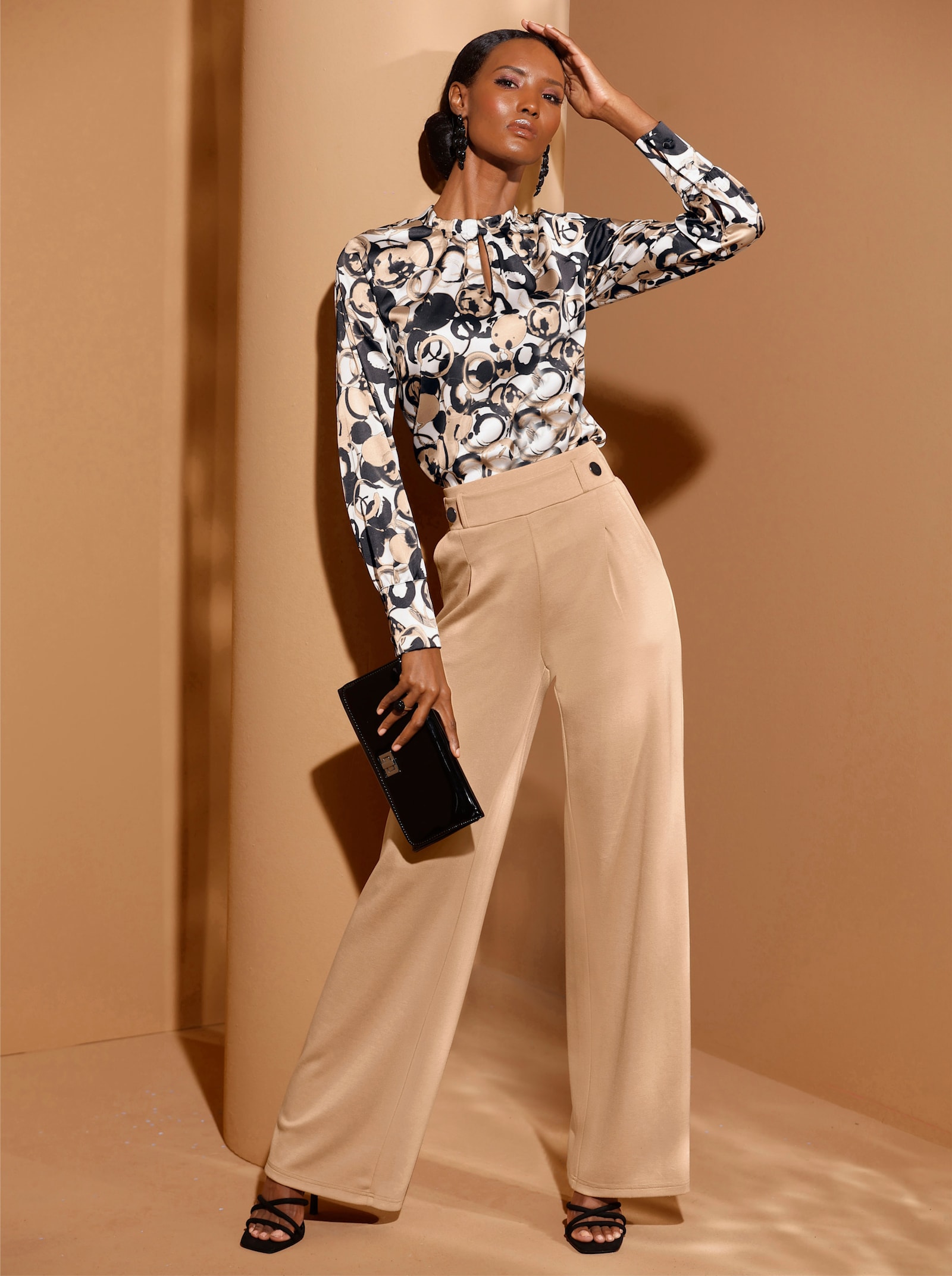 Satinbluse mit grafischem Druck - ecru-schwarz-bedruckt