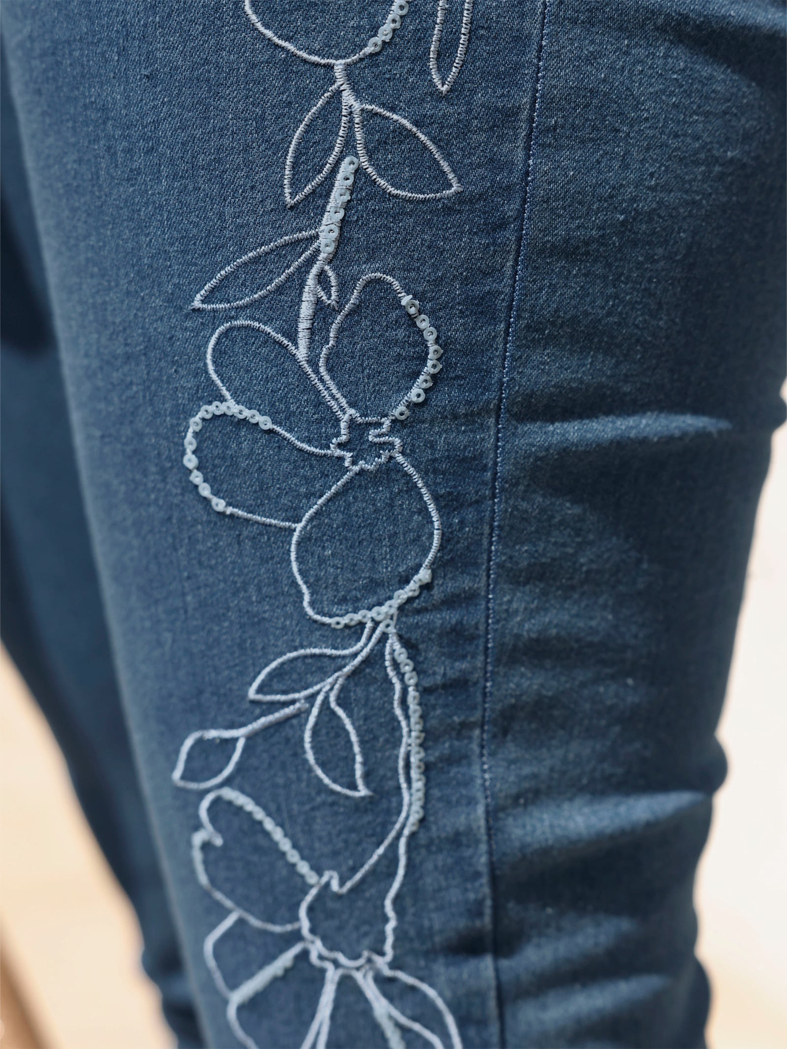 5-Pocket-Jeans mit Pailletten und Motivstickerei - blue-bleached