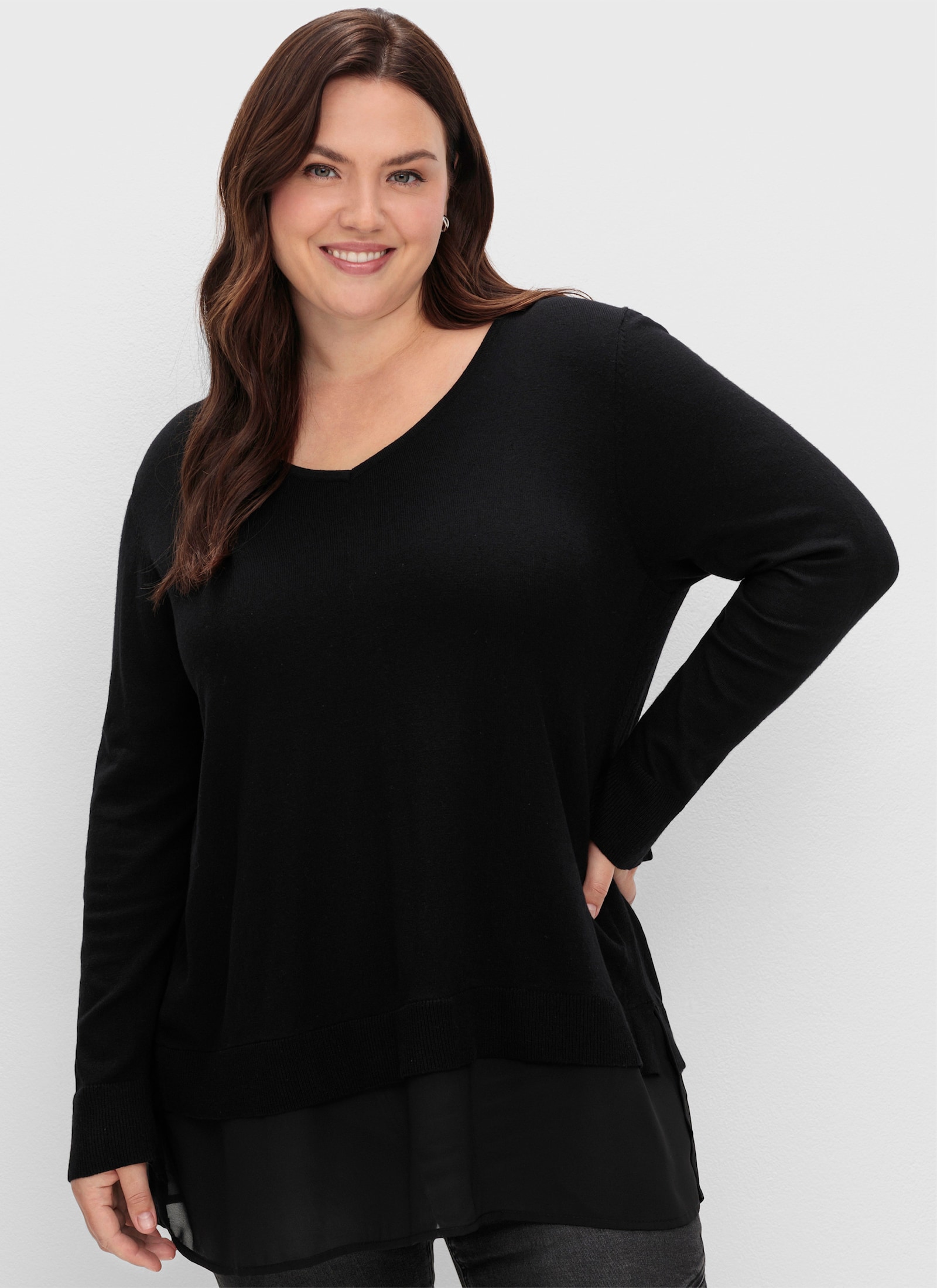 sheego V-Ausschnitt-Pullover mit Chiffon am Saum - schwarz